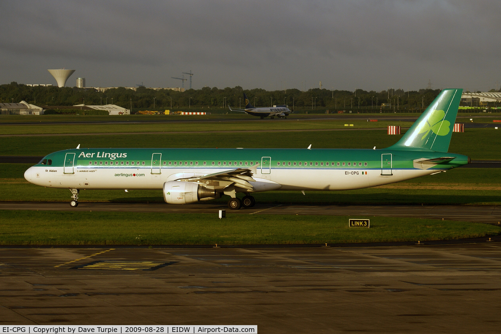 EI-CPG, 1999 Airbus A321-211 C/N 1023, An early morning departure from Dublin.