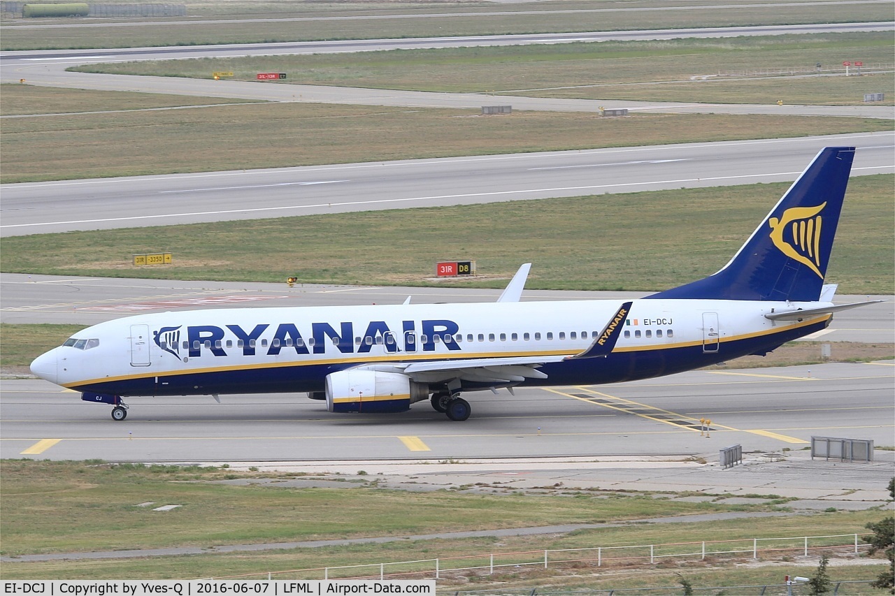 EI-DCJ, 2004 Boeing 737-8AS C/N 33564, Boeing 737-8AS, holding point Rwy 31R, Marseille-Provence Airport (LFML-MRS)