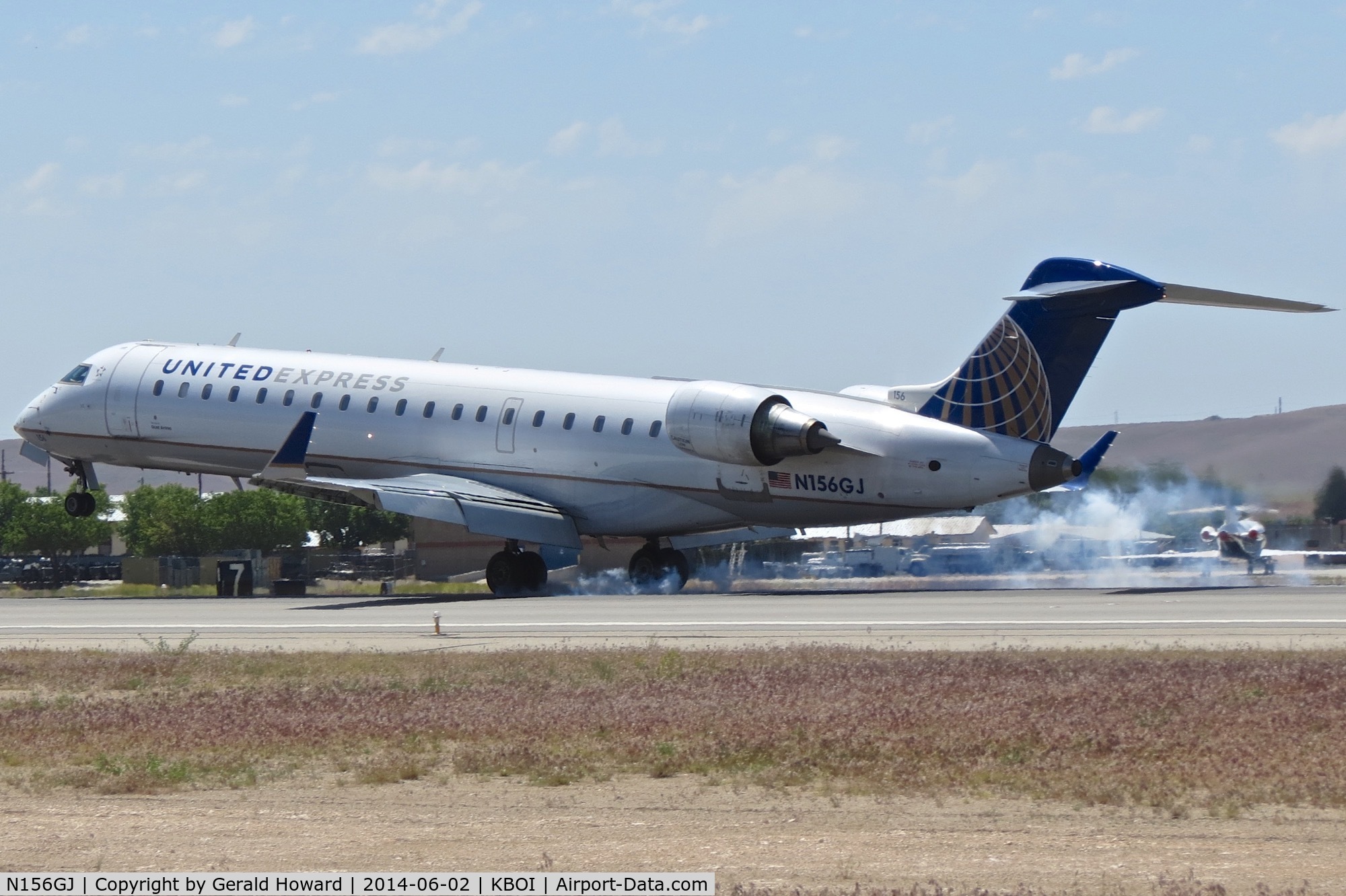 N156GJ, 2005 Bombardier CRJ-550 C/N 10227, Landing RWY 10R.