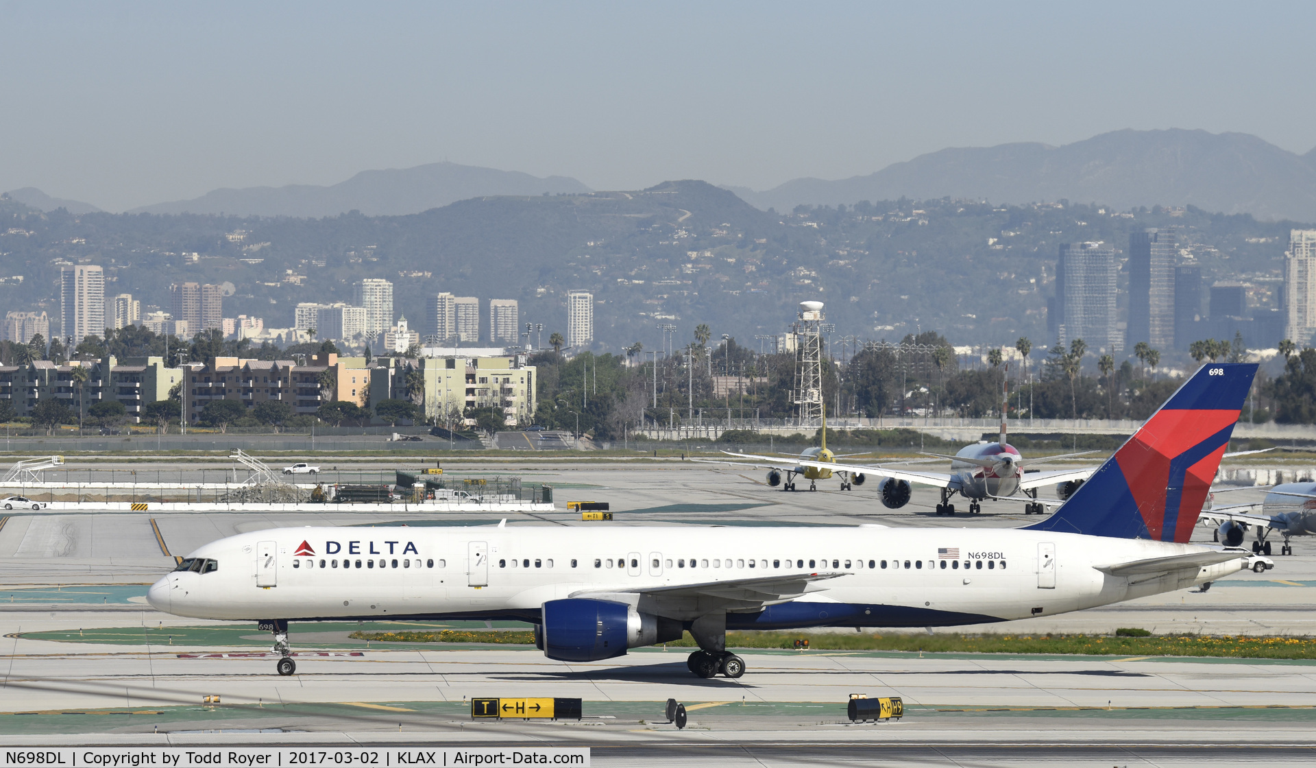 N698DL, 1999 Boeing 757-232 C/N 29911, Arrived at LAX on 25L