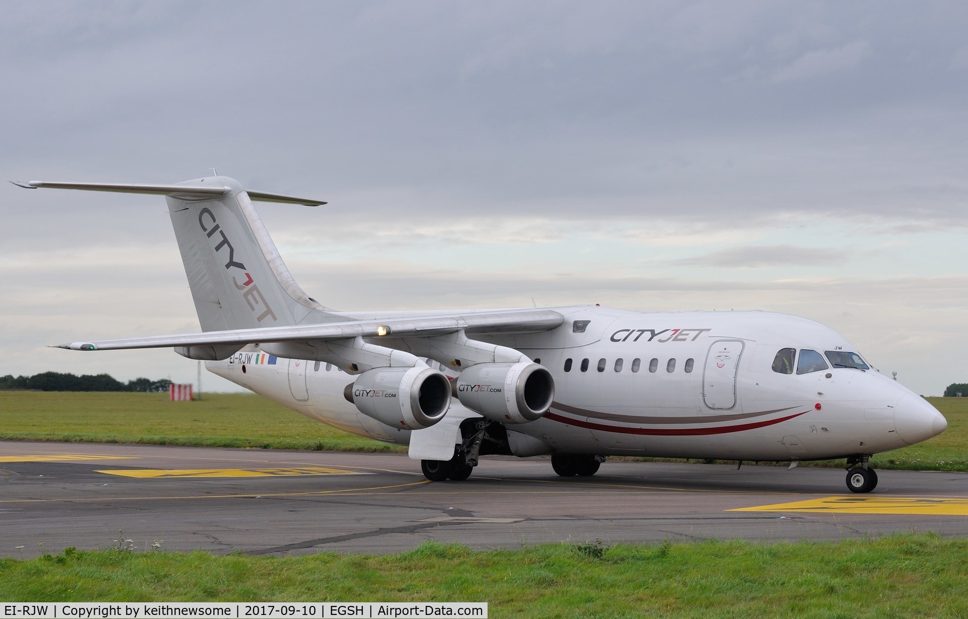 EI-RJW, 2000 British Aerospace Avro 146-RJ85A C/N E2371, Arriving for maintenance.