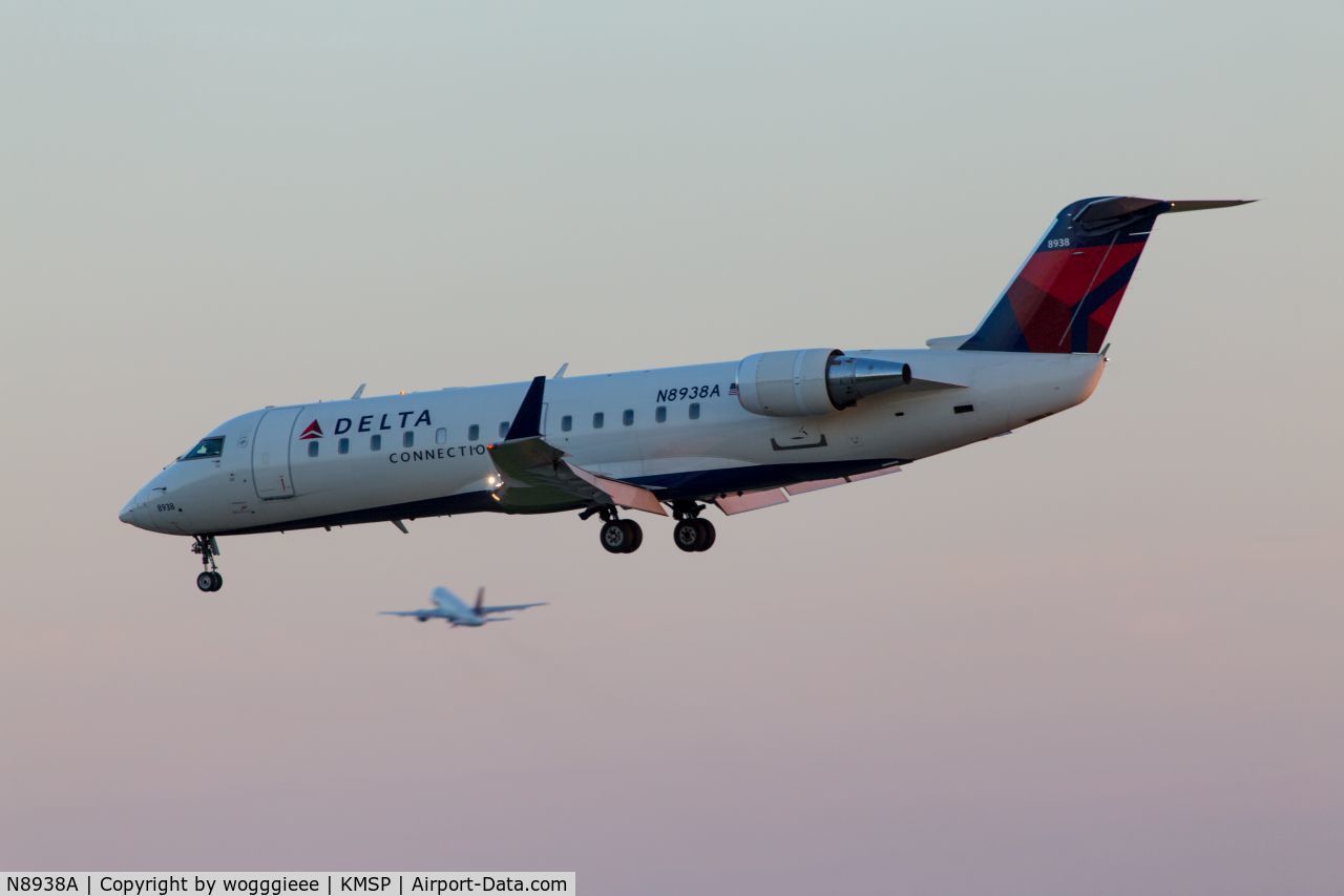 N8938A, 2004 Bombardier CRJ-200 (CL-600-2B19) C/N 7938, Delta landing 12r