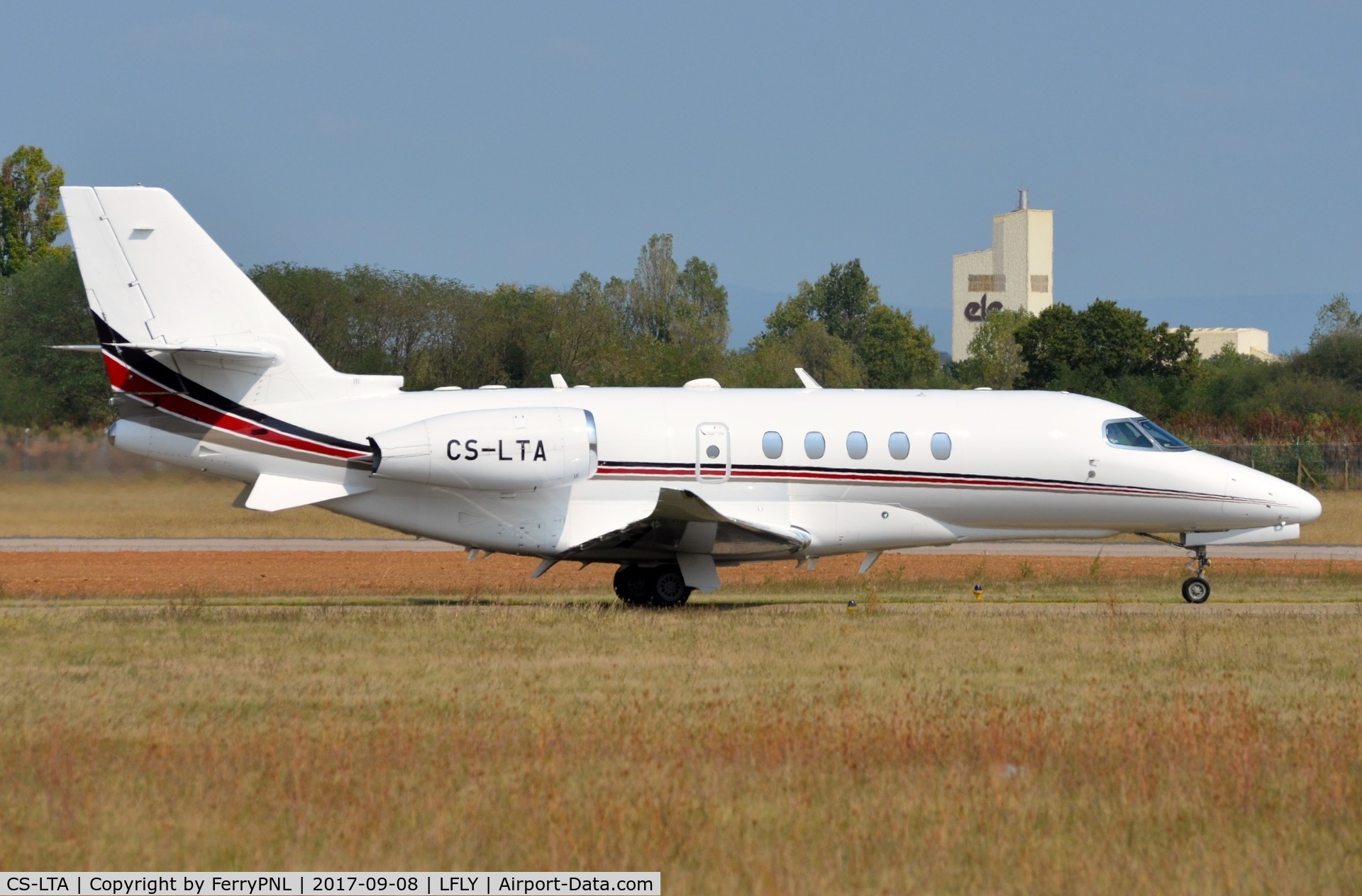 CS-LTA, 2016 Cessna 680A Citation Latitude C/N 680A-0047, Netjets Ce680A taxying for departure in LYN