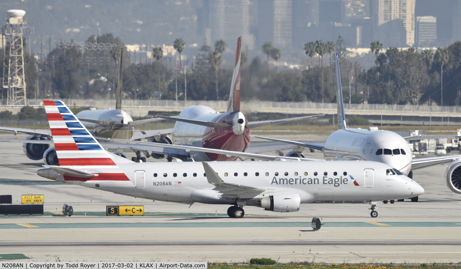 N208AN, 2015 Embraer 175LR (ERJ-170-200LR) C/N 17000494, Taxiing to gate at LAX