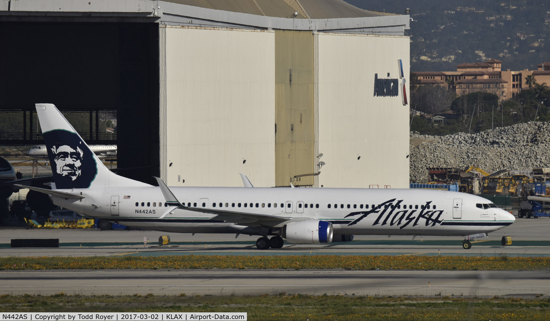 N442AS, 2013 Boeing 737-990/ER C/N 43293, Taxiing to gate at LAX