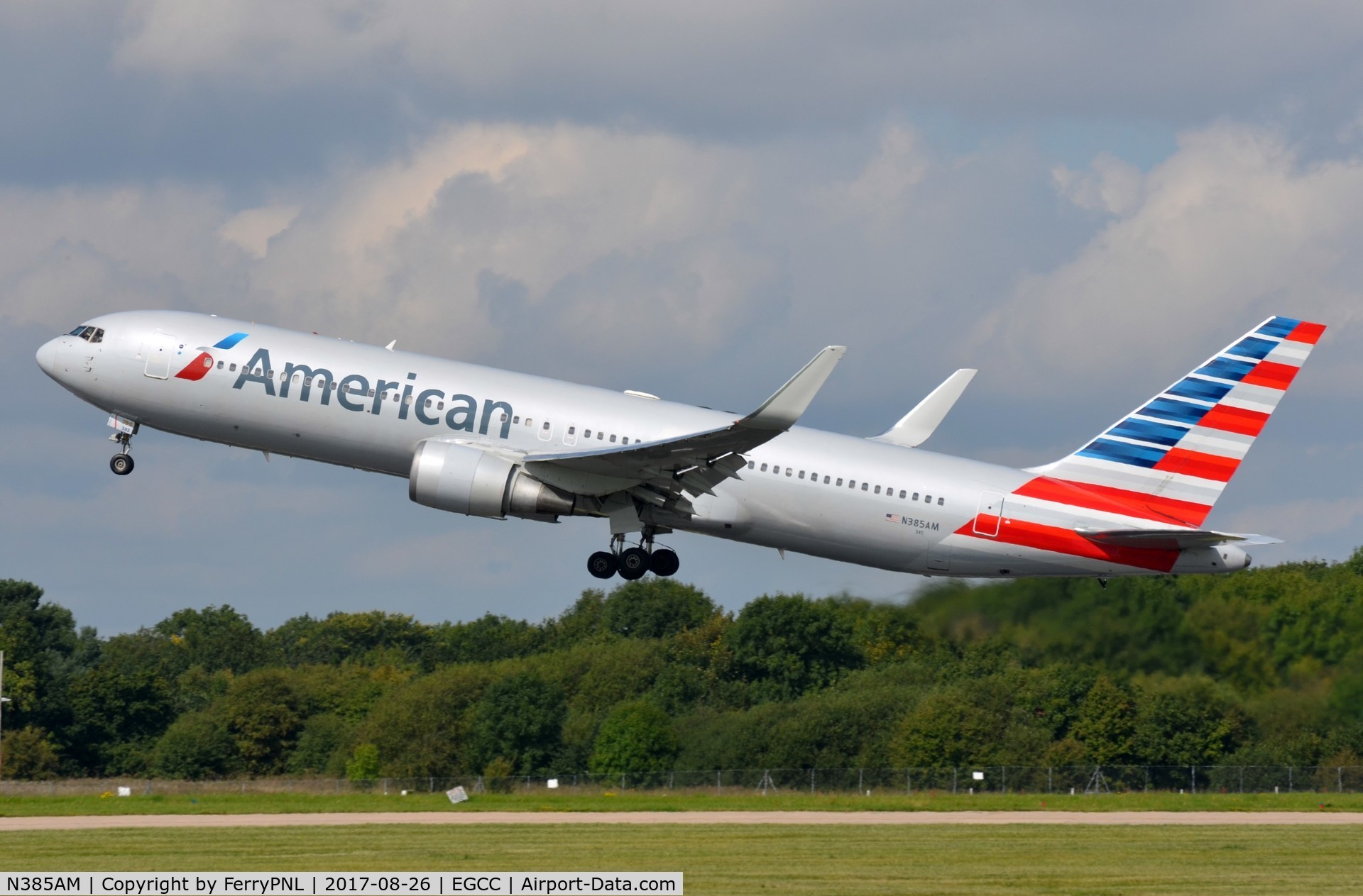 N385AM, 1994 Boeing 767-323 C/N 27059, American B763 lifting-off from MAN