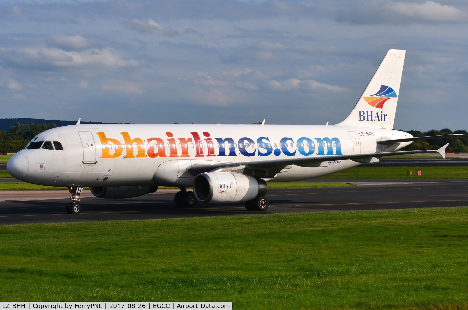 LZ-BHH, 2006 Airbus A320-232 C/N 2863, Balkan Holiday A320 taxying past.