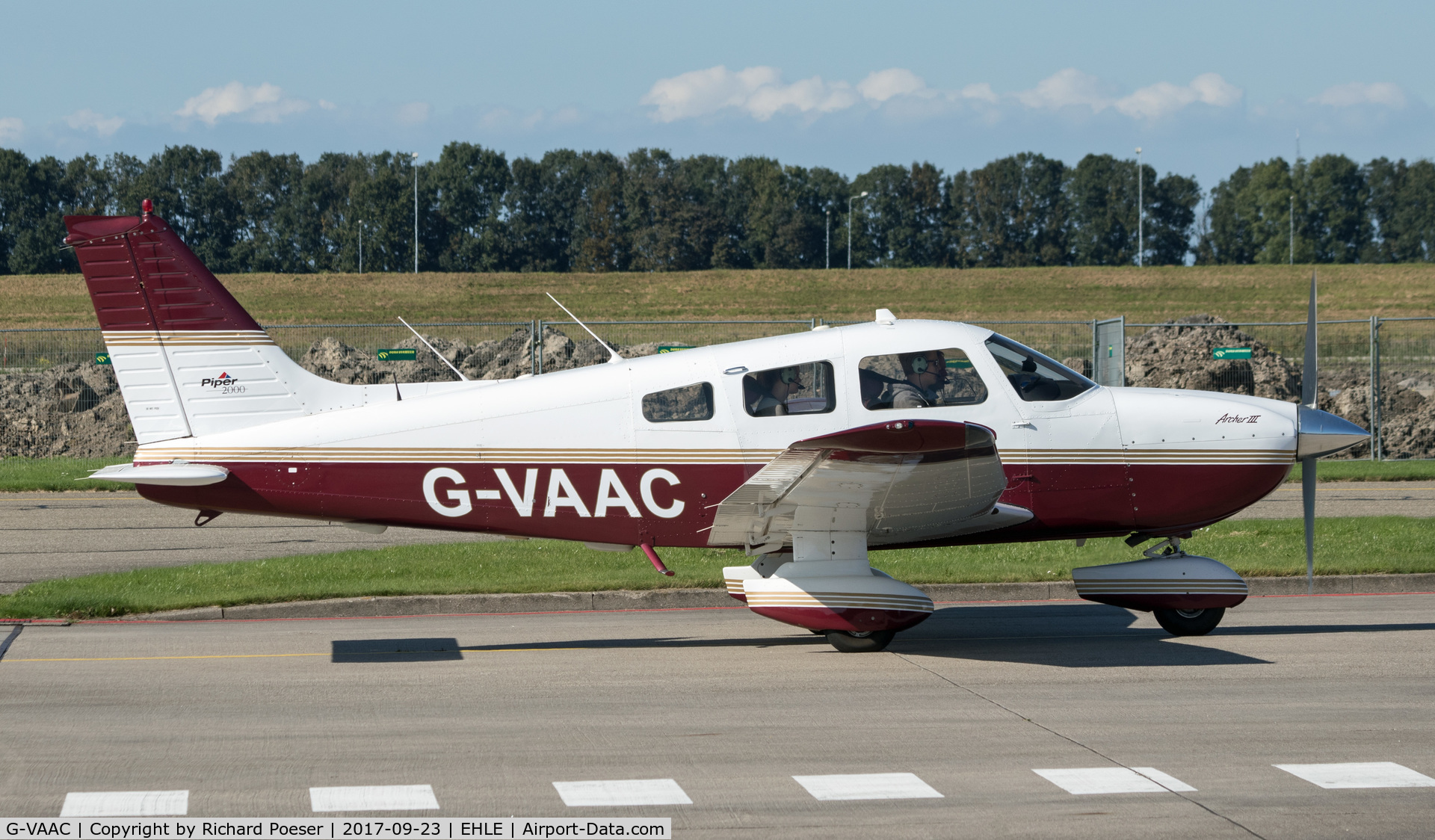 G-VAAC, 2000 Piper PA-28-181 Cherokee Archer III C/N 2843398, Run up at Lelystad.