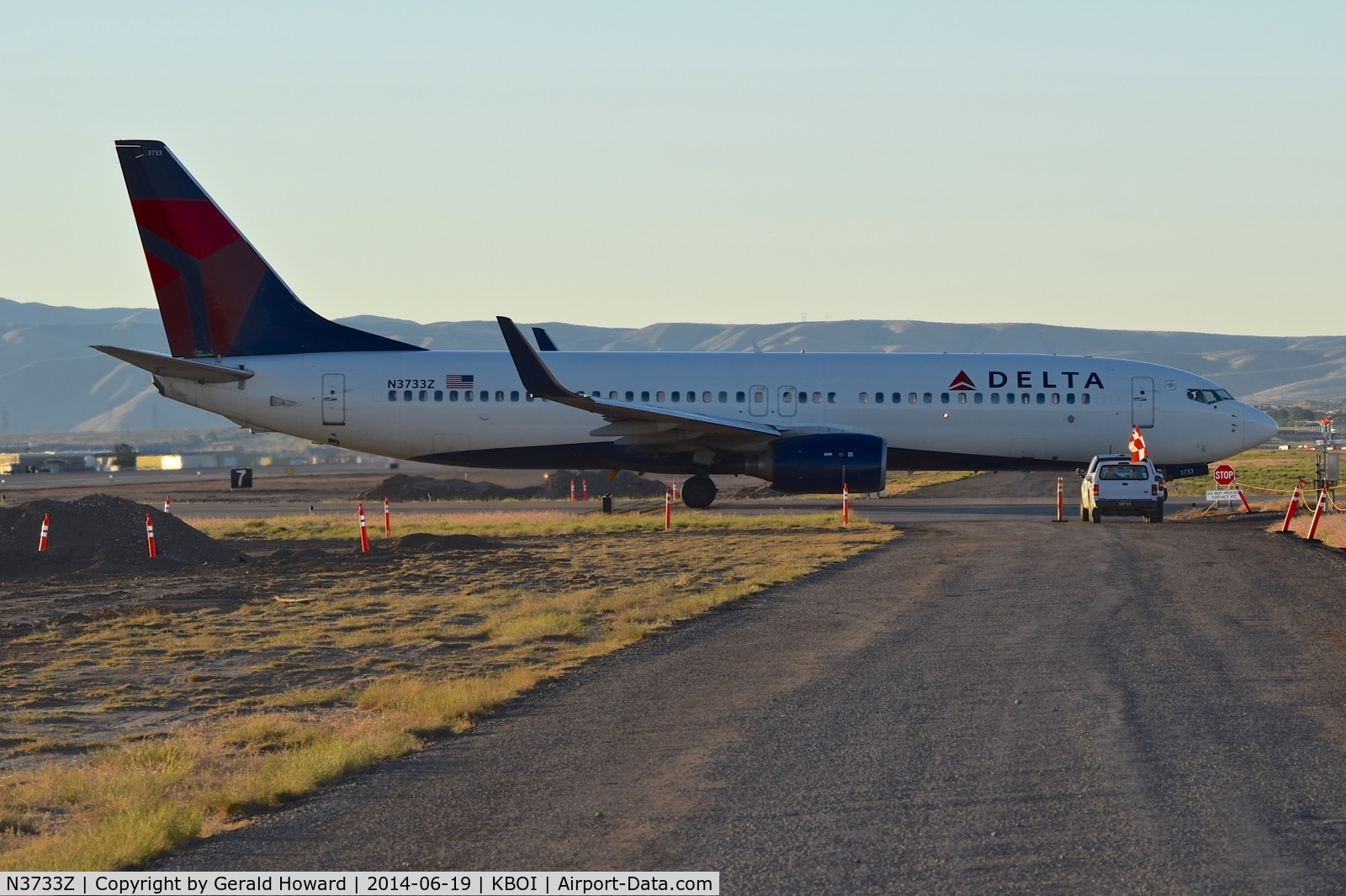 N3733Z, 2000 Boeing 737-832 C/N 30539, Crossing between the runways on Golf.