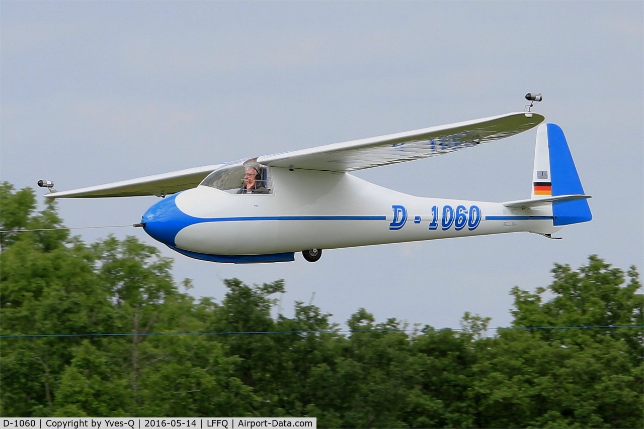 D-1060, 1984 Vogt Lo-100 Zwergreiher C/N AB-34, Vogt LO-100 Zwergreiher, Towing, La Ferté-Alais airfield (LFFQ) Air show 2016