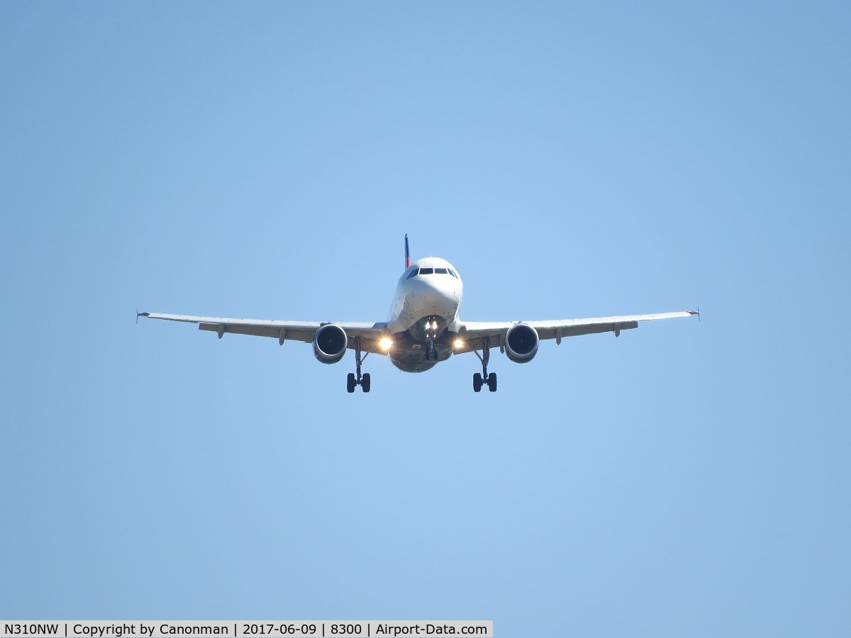 N310NW, 1990 Airbus A320-211 C/N 121, Landing