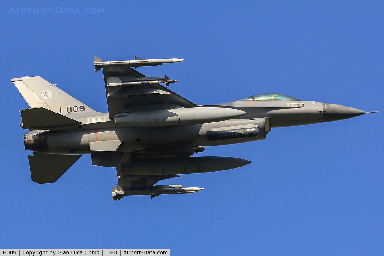 J-009, 1990 General Dynamics F-16A Fighting Falcon C/N 6D-165, TAKEOFF