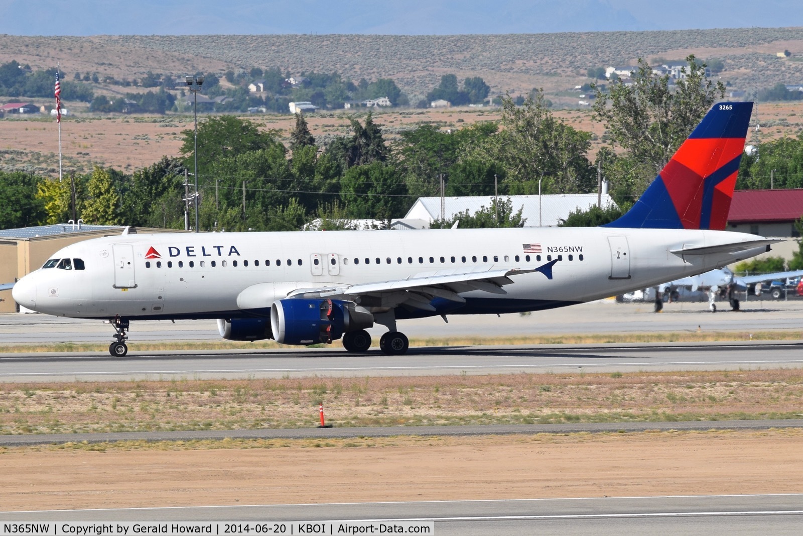 N365NW, 1999 Airbus A320-212 C/N 0964, Landing rollout on RWY 10R.