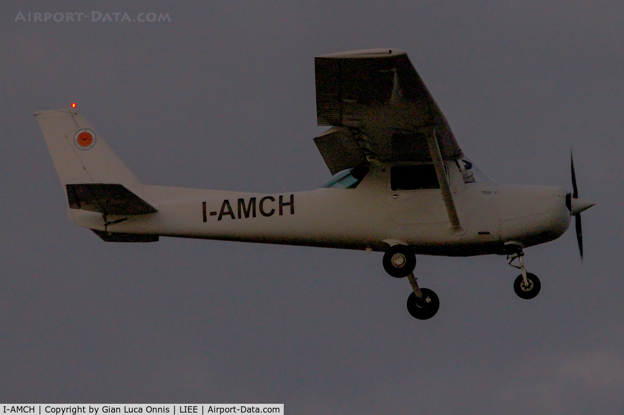 I-AMCH, 1984 Cessna 152 C/N 15285885, LANDING