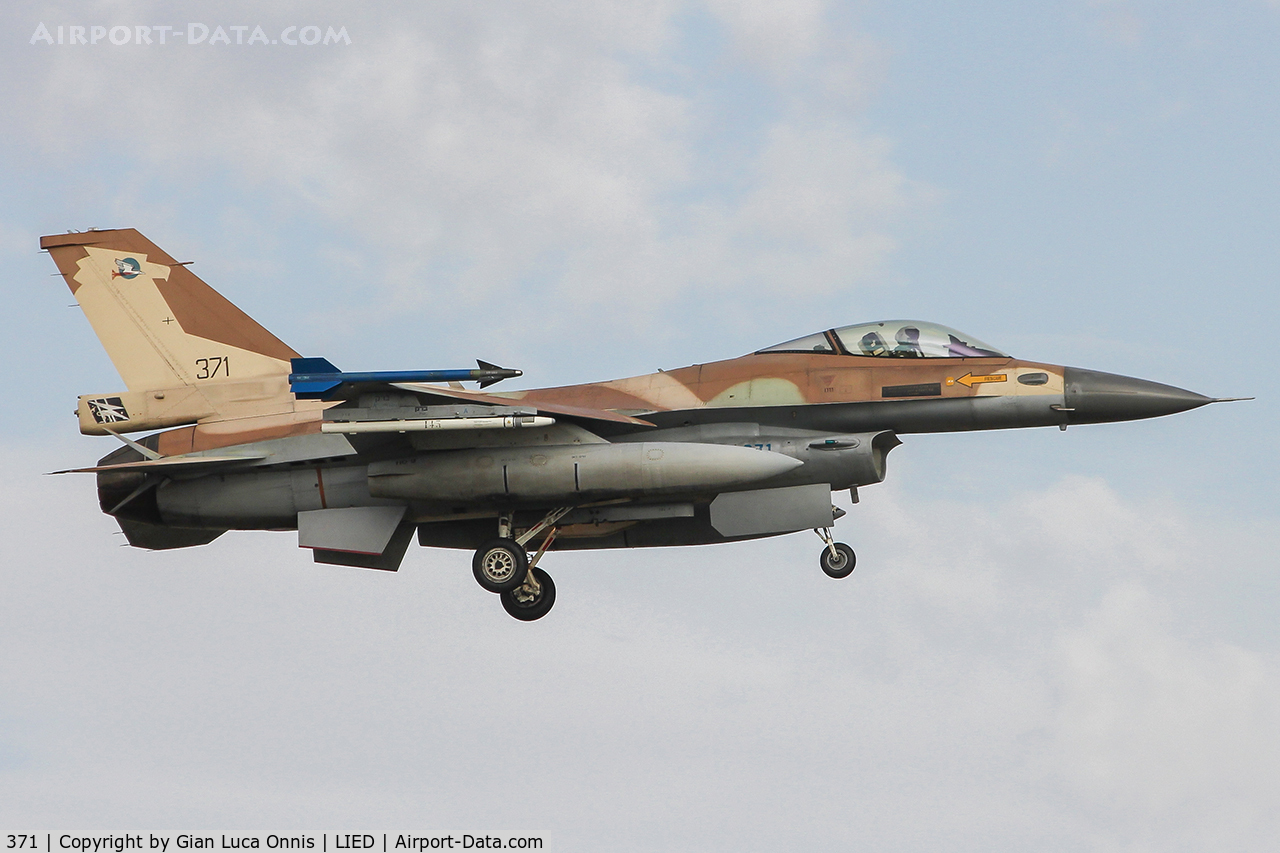 371, 1987 General Dynamics F-16C Barak C/N 4J-30, LANDING