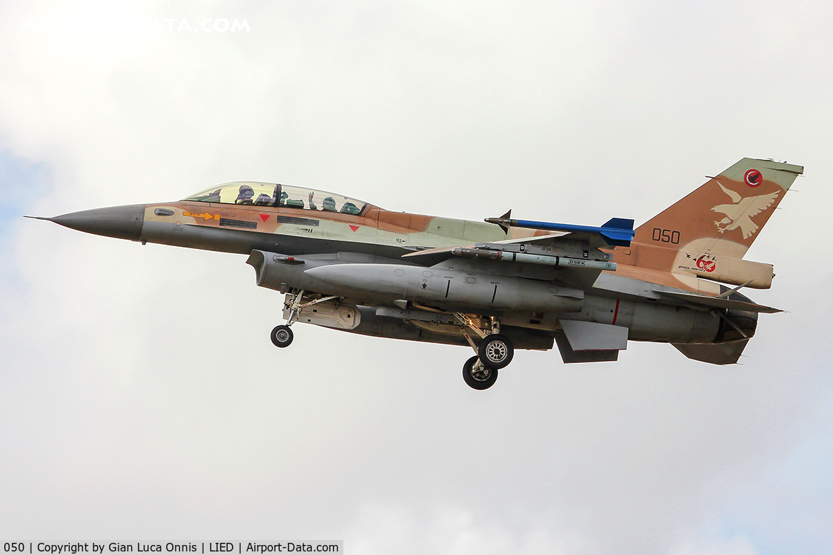 050, 1987 General Dynamics F-16D Barak C/N 4K-12, LANDING