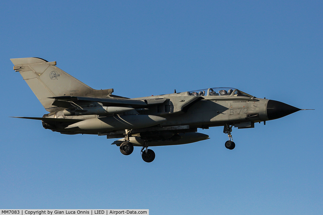 MM7083, Panavia Tornado IDS C/N 621/IS082/5094, LANDING