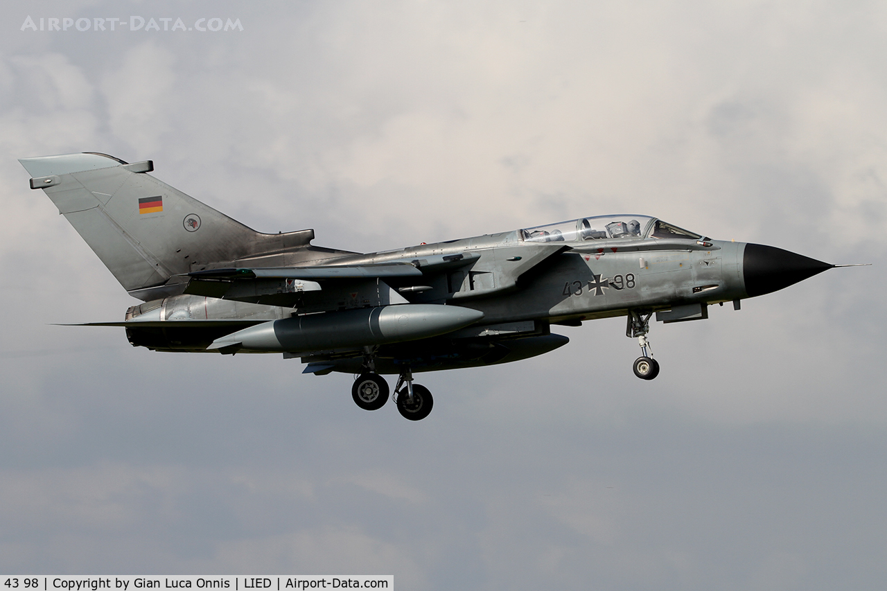 43 98, Panavia Tornado IDS C/N 253/GS065/4098, LANDING
