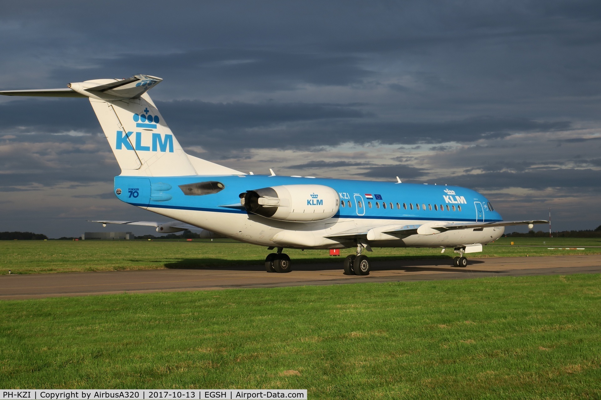 PH-KZI, 1997 Fokker 70 (F-28-0070) C/N 11579, Not long left for the 70s with KLM
ZI arriving on a semi sunny day
