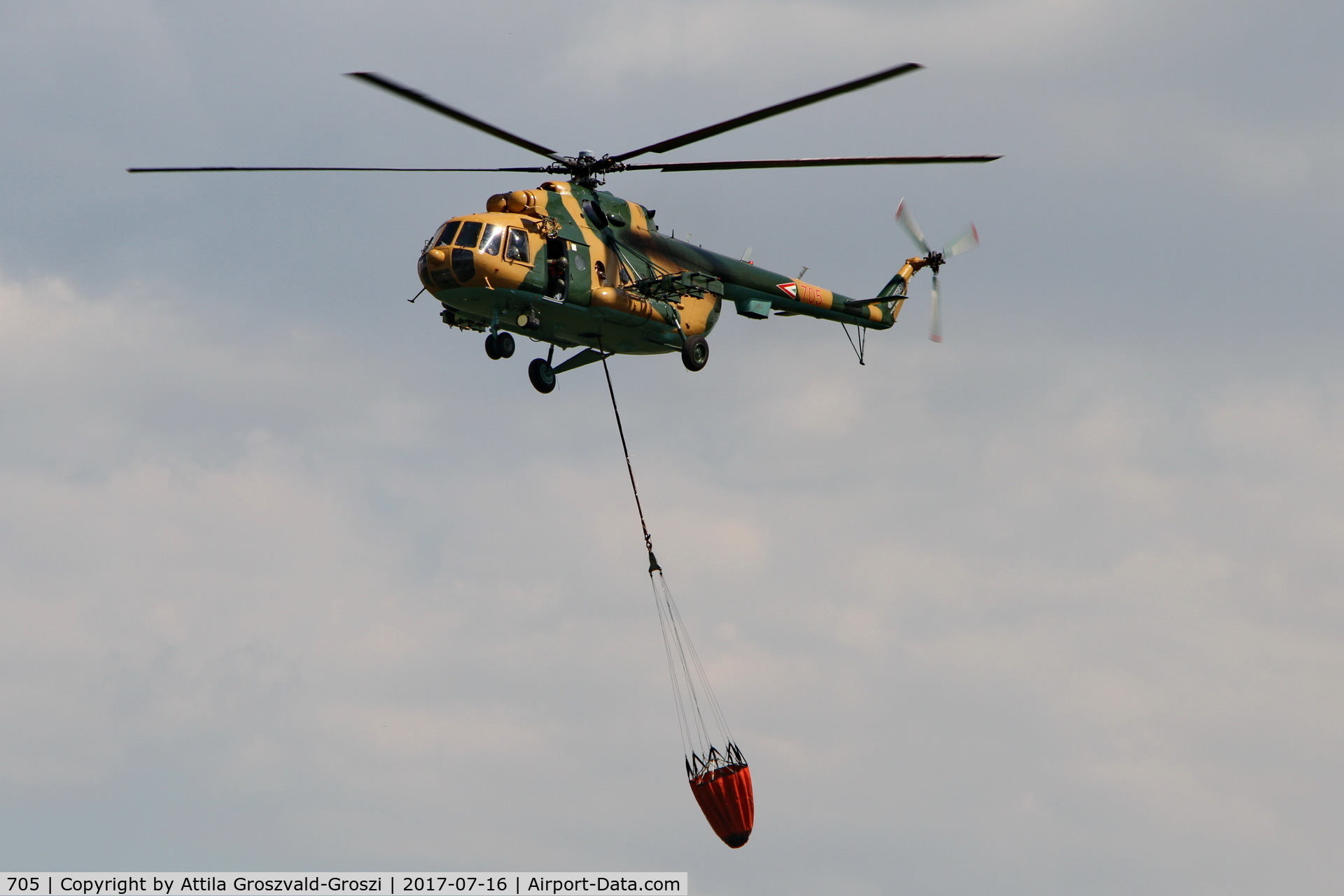 705, 1987 Mil Mi-17N C/N 104M05, Purchase of fire water with Bambi-bucket. In the Öskü airspace, Hungary