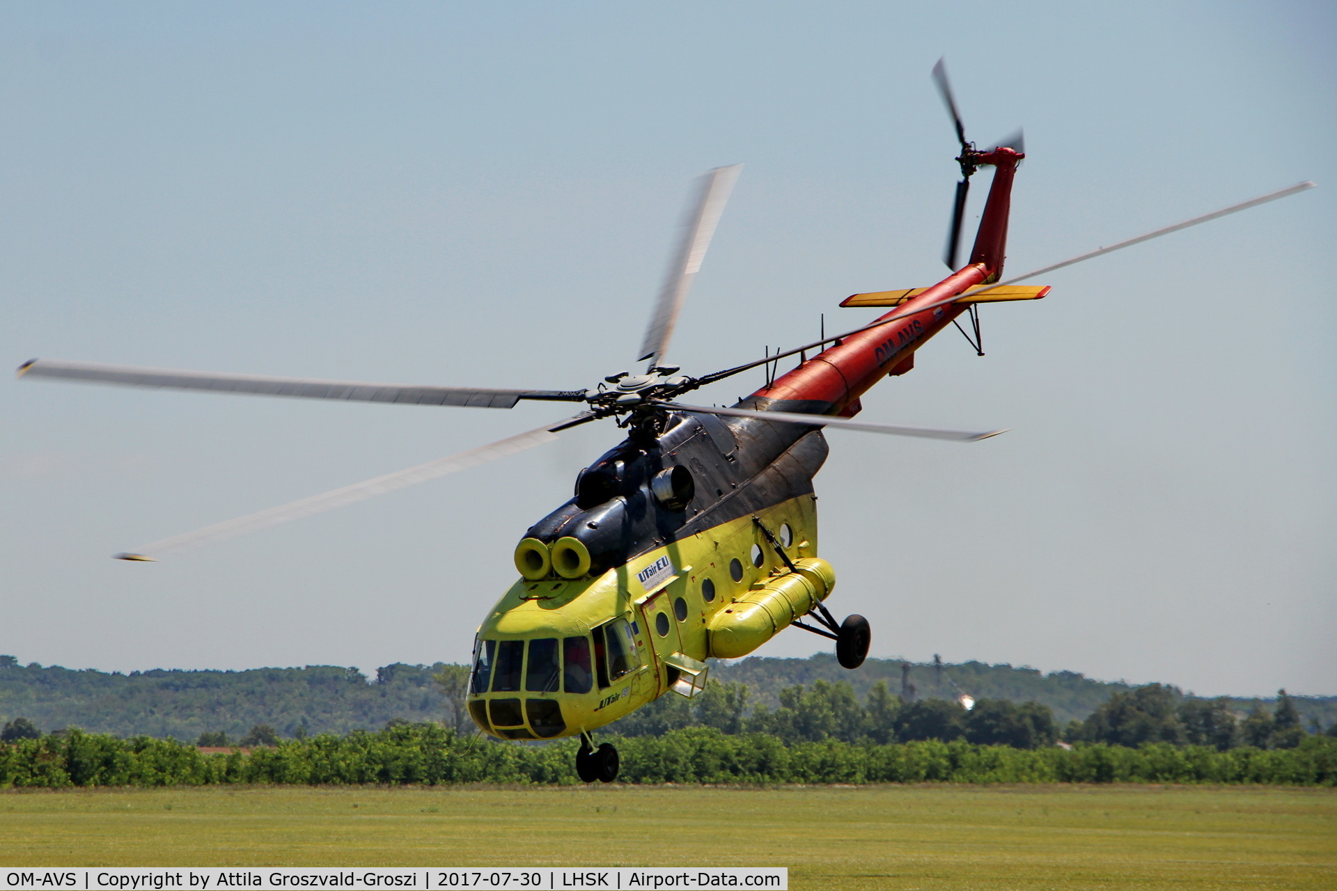 OM-AVS, Mil Mi-8T Hip C/N 98839307, Siófok-Kiliti Airport, Hungary - Parachute day