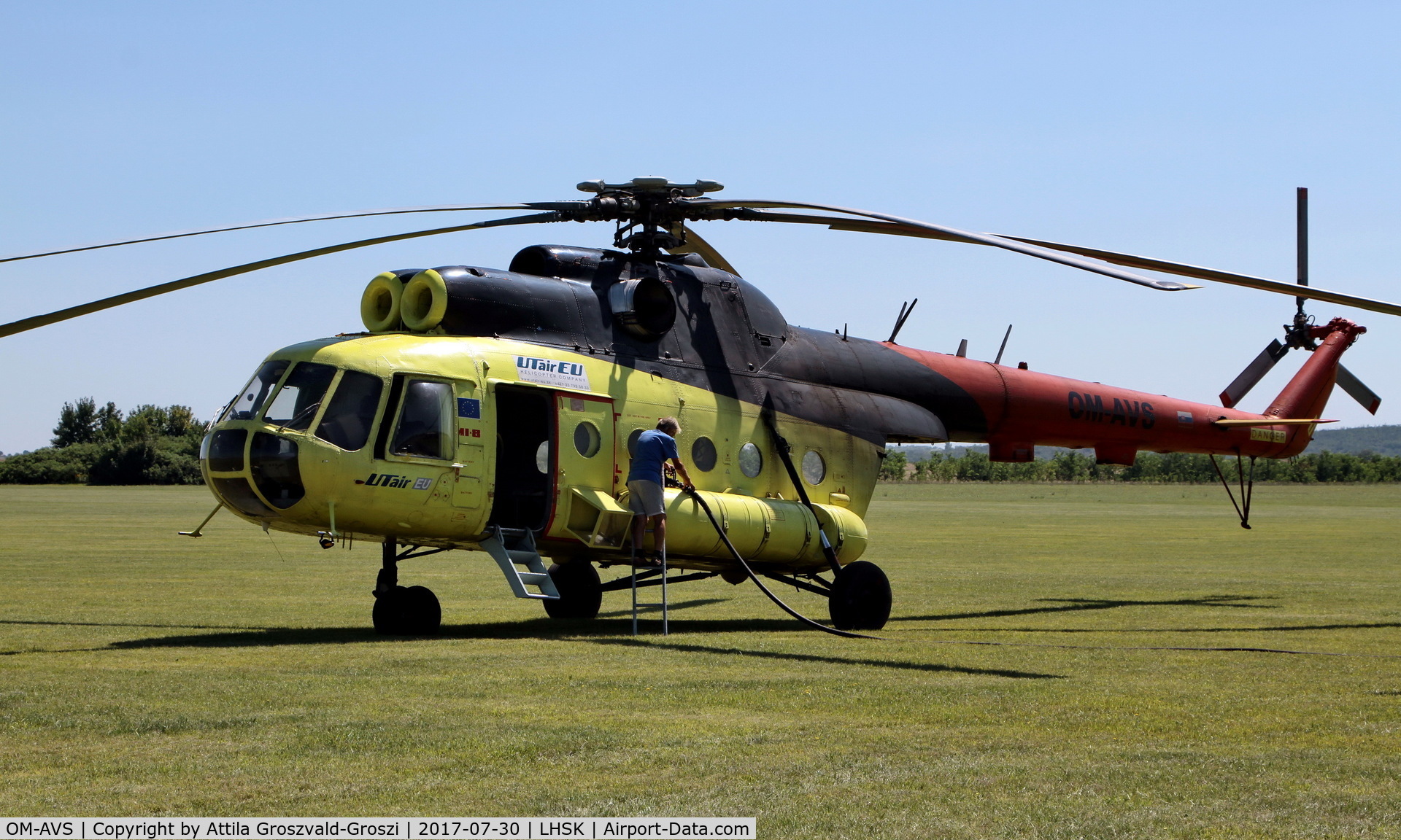 OM-AVS, Mil Mi-8T Hip C/N 98839307, Siófok-Kiliti Airport, Hungary - Parachute day