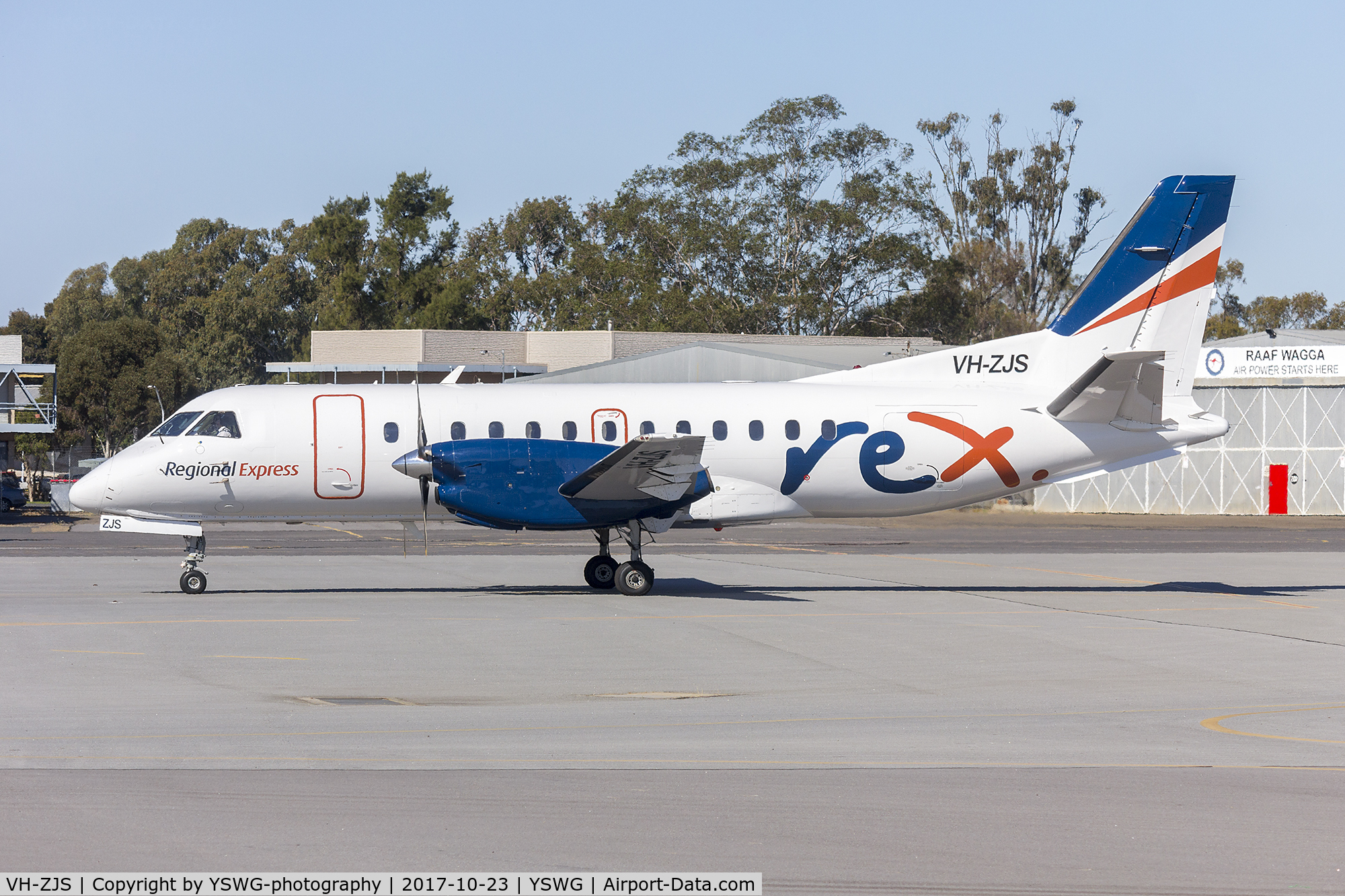 VH-ZJS, 1990 Saab 340B C/N 340B-186, Regional Express (VH-ZJS) Saab 340B, in the new revised livery, taxiing at Wagga Wagga