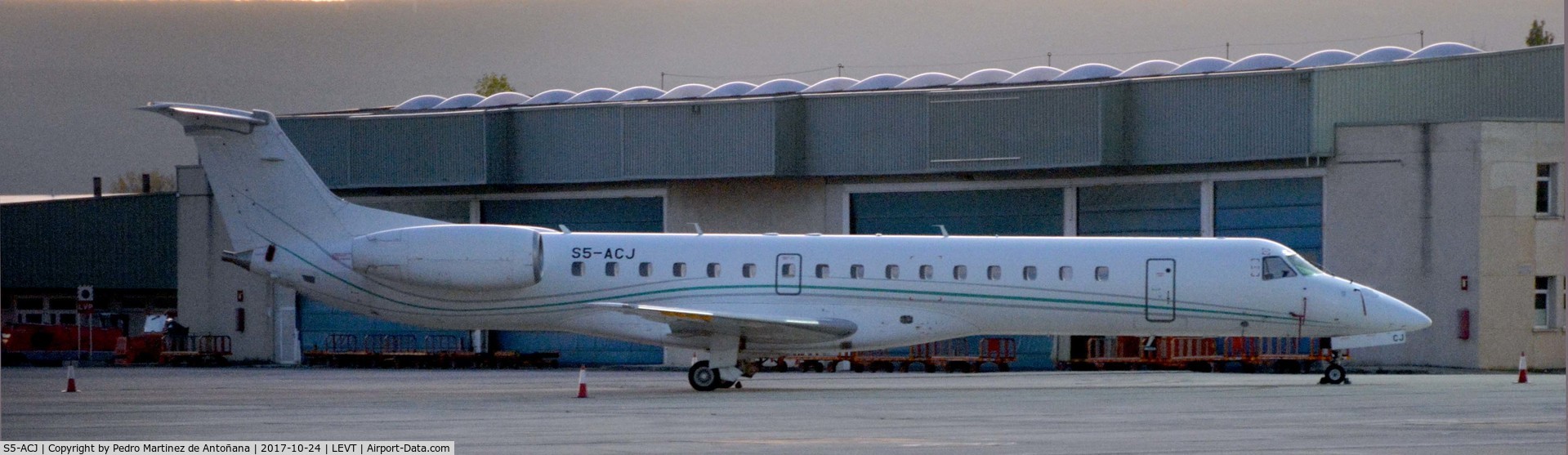 S5-ACJ, 1999 Embraer EMB-145LU (ERJ-145LU) C/N 145135, Foronda - Vitoria-Gasteiz - España