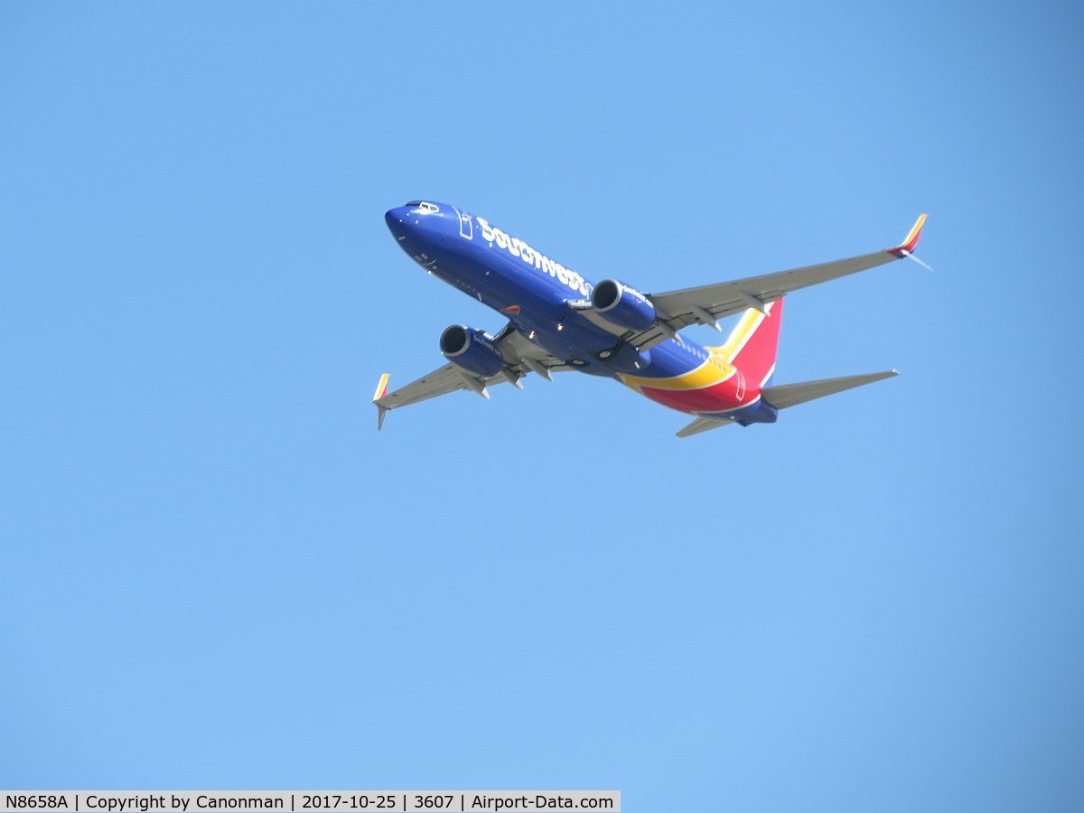N8658A, 2015 Boeing 737-8H4 C/N 36899, Taking off