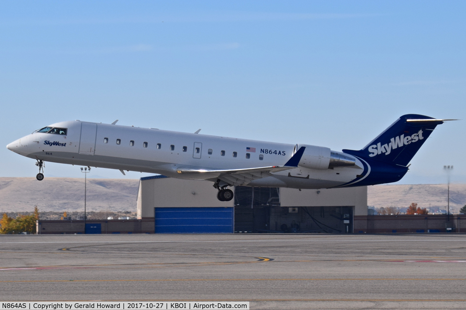 N864AS, 2001 Bombardier CRJ-200ER (CL-600-2B19) C/N 7502, Take off from RWY 10L.