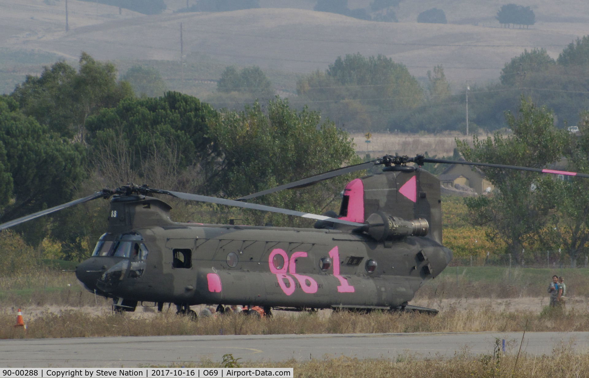 90-00288, 1990 Boeing Vertol CH-47D Chinook C/N M.3429, Nevada Army National Guard CH-47D 90-0288 with 1-189th Aviation Regiment wearing pink #861 @ Petaluma Municipal Airport, CA temporary home base in support of efforts to control devastating Northern California Oct 2017 wildfires