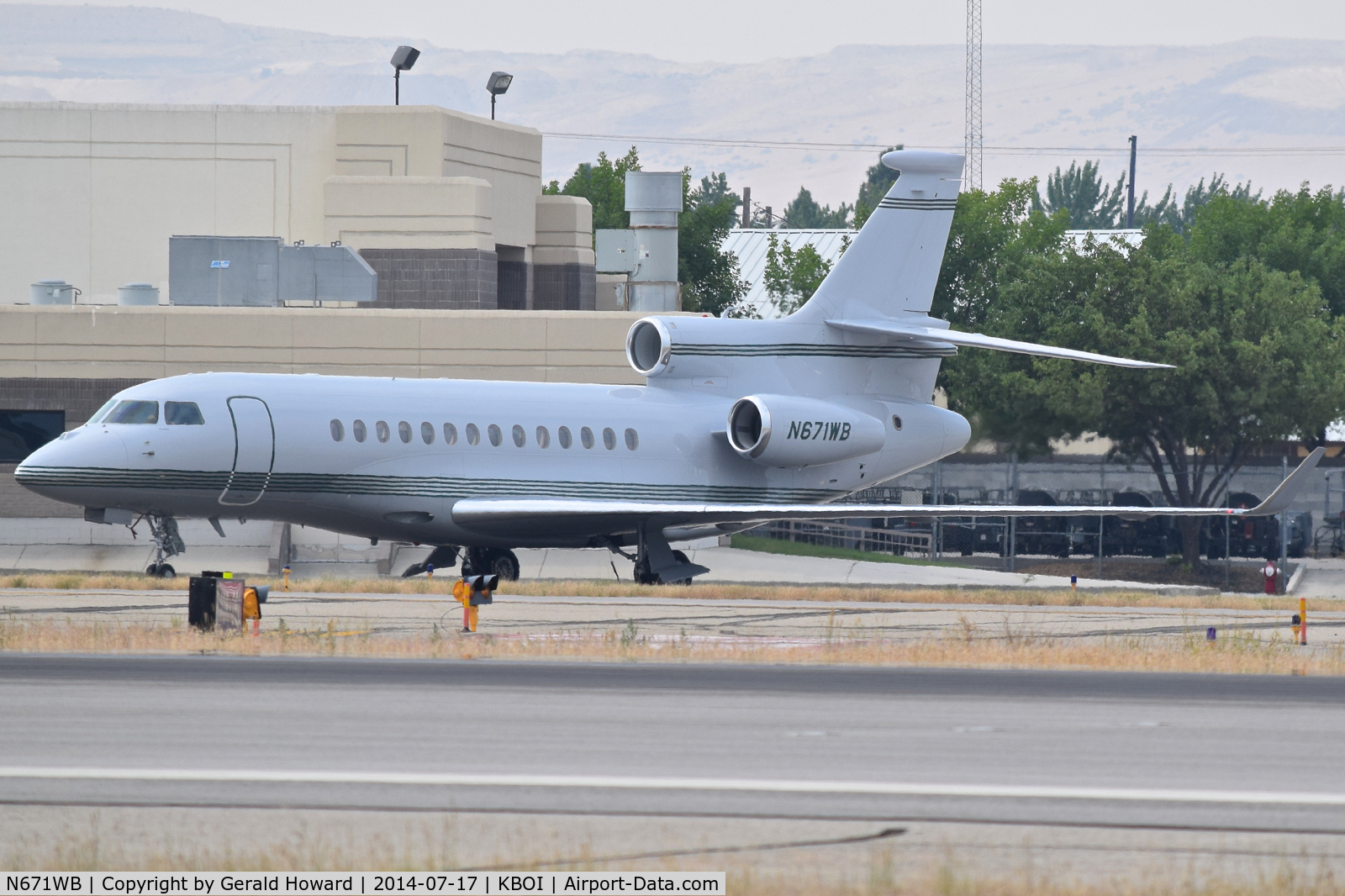 N671WB, 2008 Dassault Falcon 7X C/N 29, Taxiing out to RWY 10R.