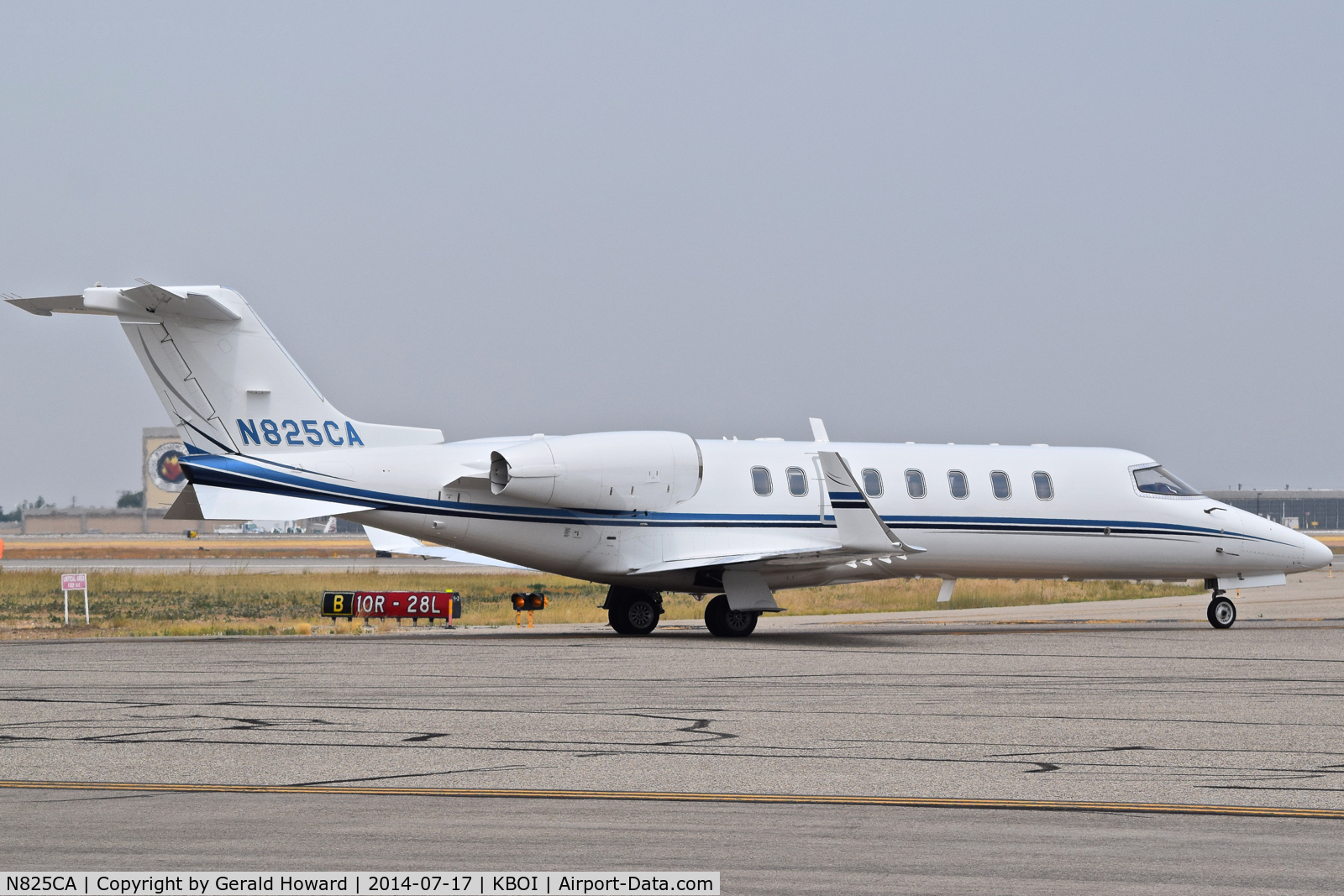 N825CA, Learjet Inc 45 C/N 220, Taxiing to TWY 10R.