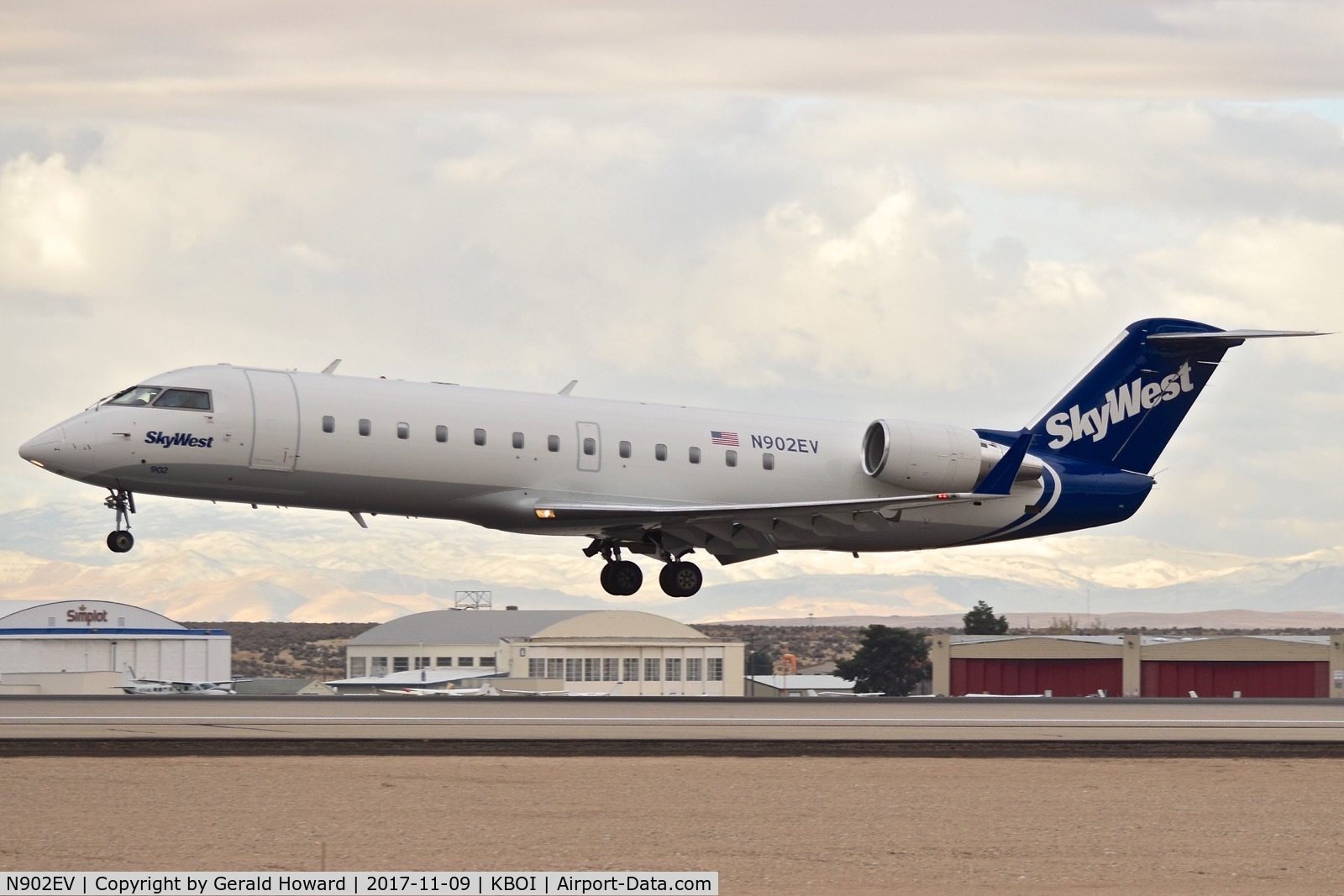 N902EV, 2002 Bombardier CRJ-200ER (CL-600-2B19) C/N 7620, Landing RWY 10L.