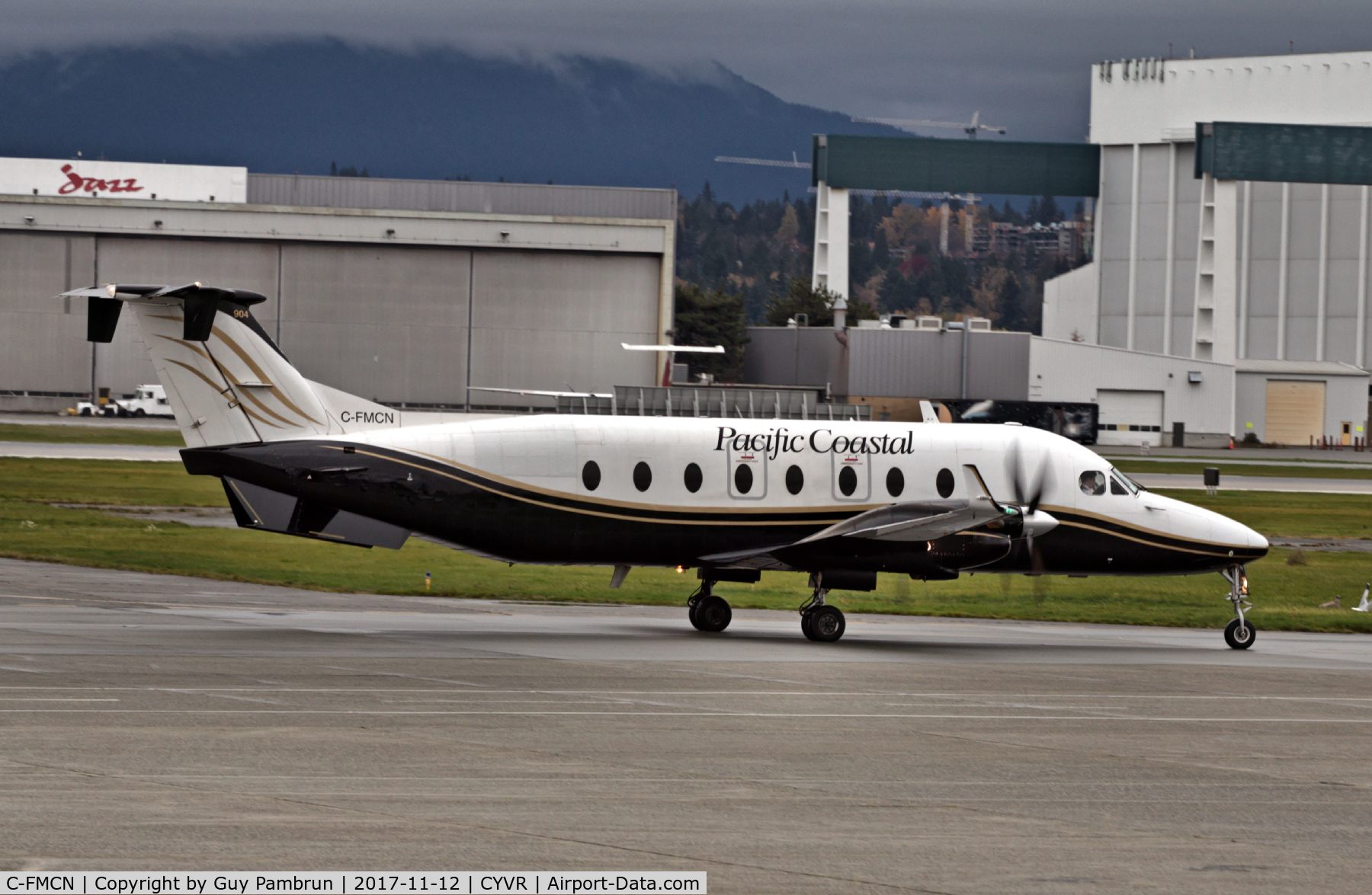 C-FMCN, 1992 Beech 1900D C/N UE-20, Just landed