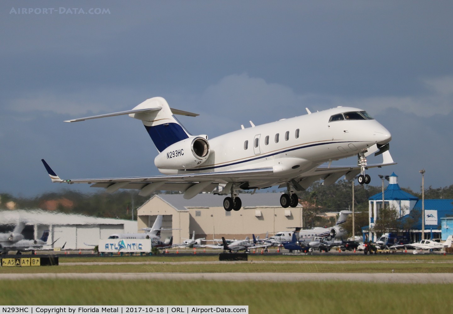 N293HC, 2011 Bombardier Challenger 300 (BD-100-1A10) C/N 20330, Challenger 300