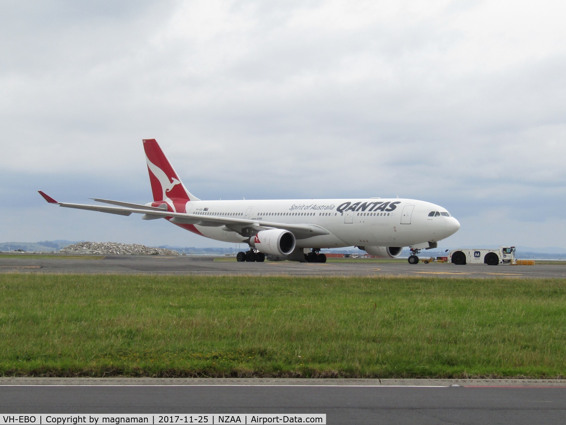 VH-EBO, 2010 Airbus A330-202 C/N 1169, towed off to stand after hydraulic issues