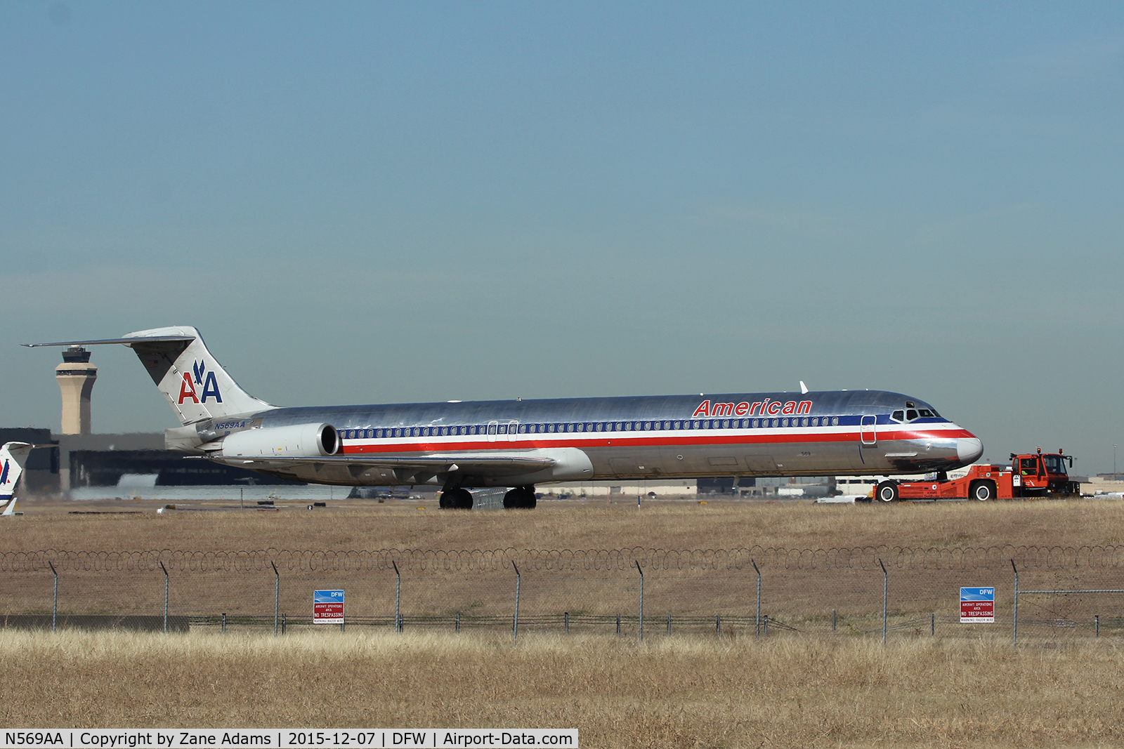 N569AA, 1987 McDonnell Douglas MD-83 (DC-9-83) C/N 49351, Arriving at DFW Airport
