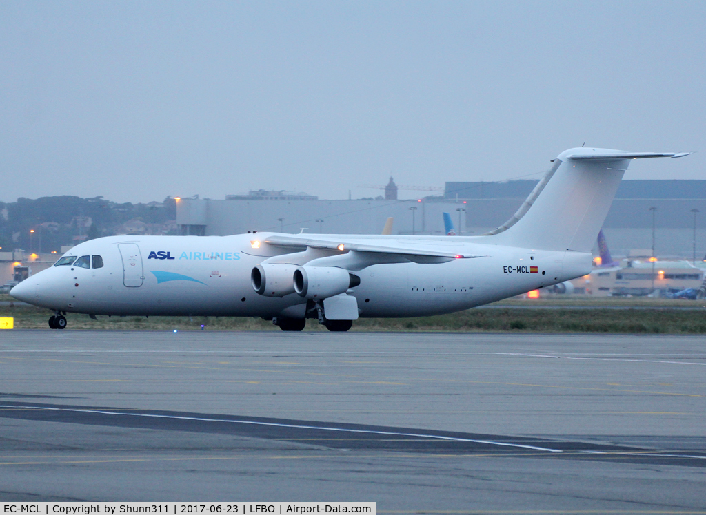 EC-MCL, 1990 British Aerospace BAe-146-300QT Quiet Trader C/N E3154, Arriving from flight...