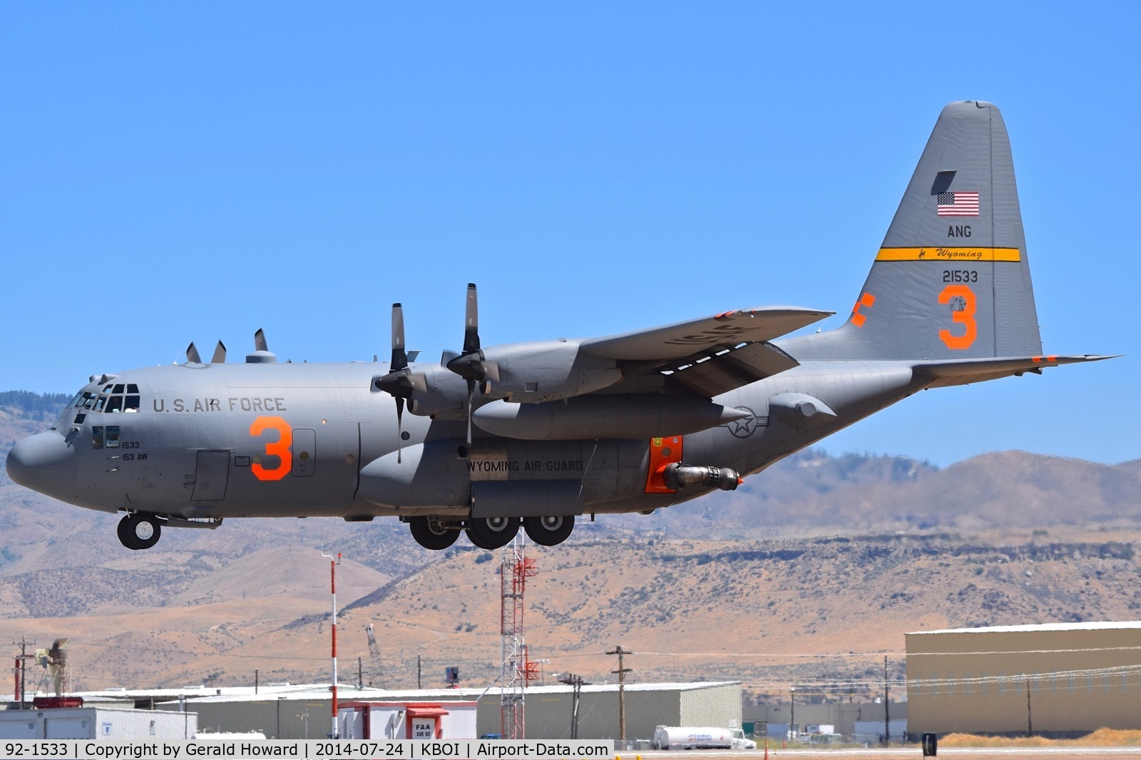 92-1533, 1992 Lockheed C-130H Hercules C/N 382-5322, Landing RWY 28L.  153rd Airlift Wing, WY ANG