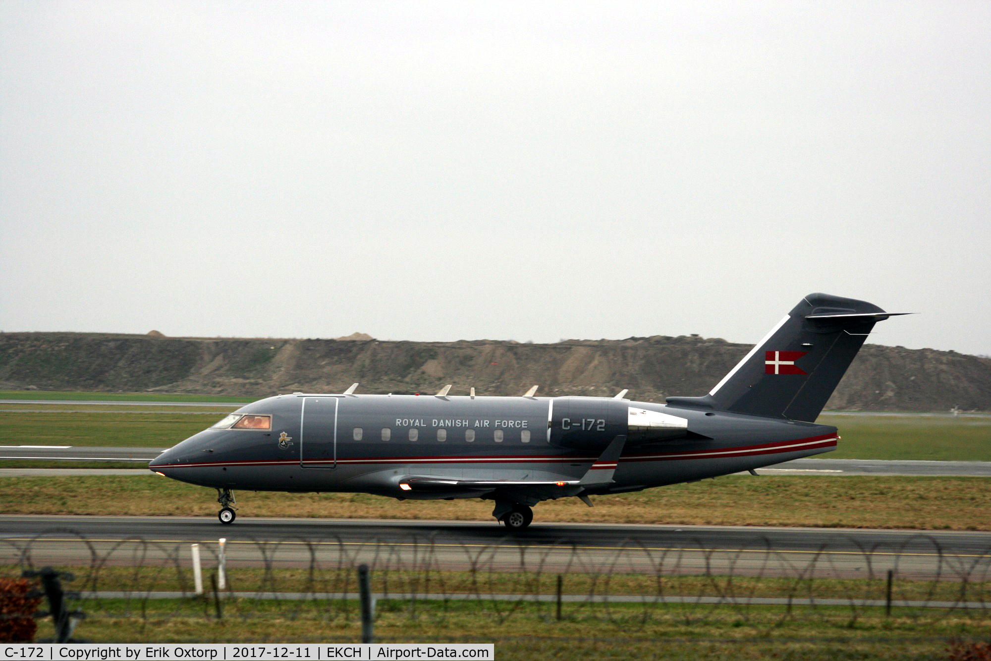 C-172, 2000 Bombardier Challenger 604 (CL-600-2B16) C/N 5472, C-172 landed rw 04L