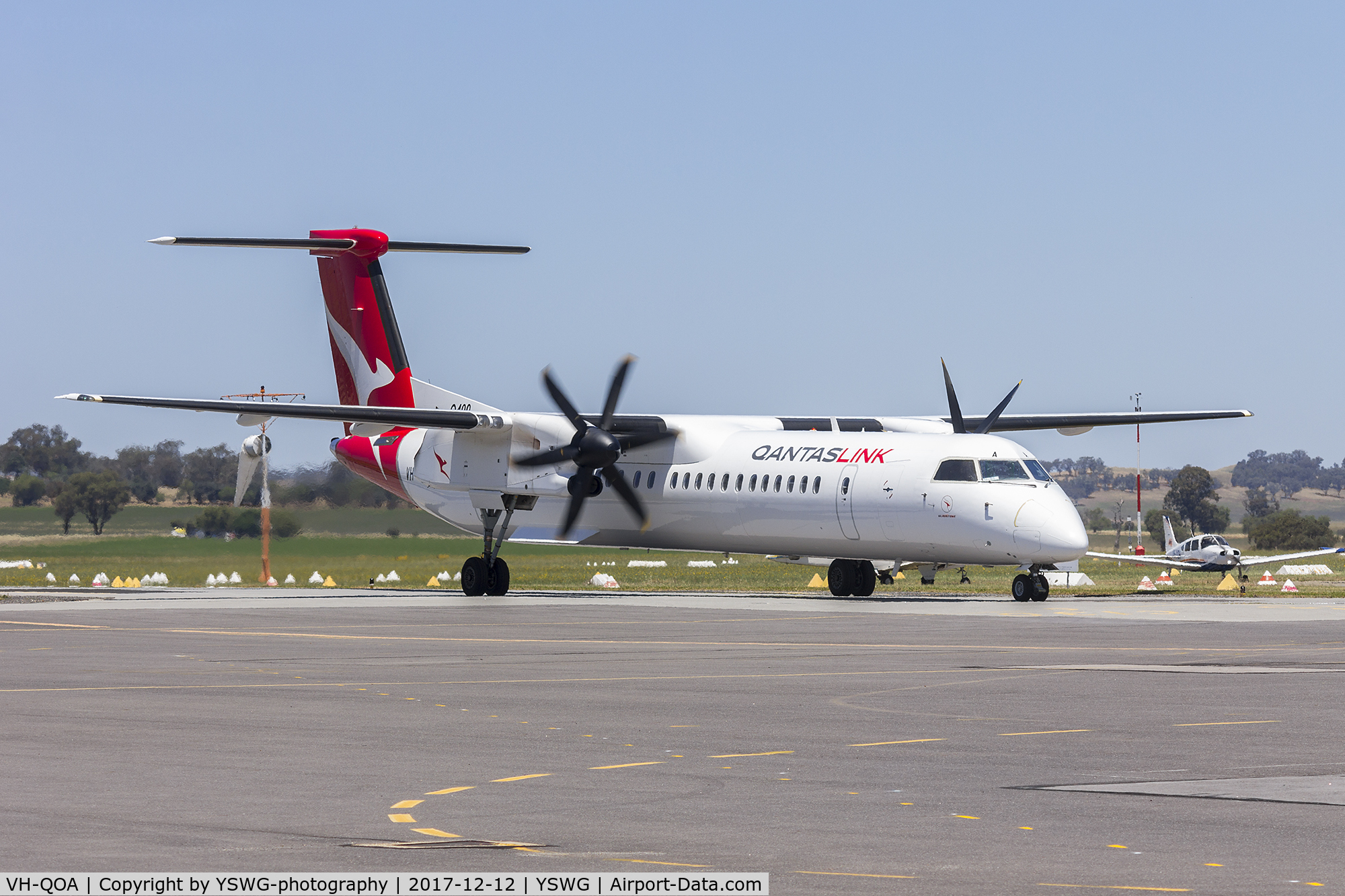 VH-QOA, 2005 De Havilland Canada DHC-8-402 Dash 8 C/N 4112, QantasLink (VH-QOA) Bombardier DHC-8-402Q taxiing at Wagga Wagga Airport.