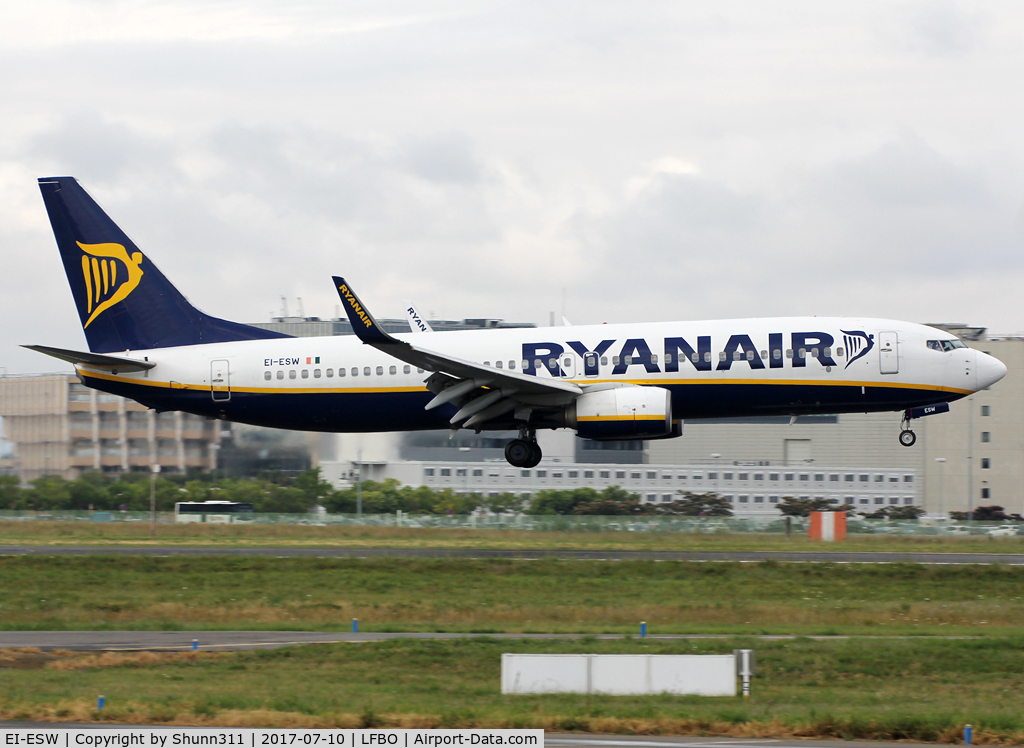 EI-ESW, 2011 Boeing 737-8AS C/N 34997, Landing rwy 32R