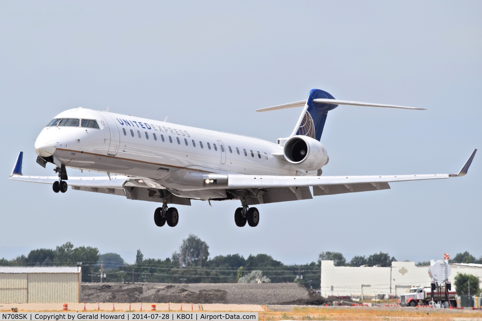 N708SK, 2004 Bombardier CRJ-701ER (CL-600-2C10) Regional Jet C/N 10156, Landing RWY 10R.