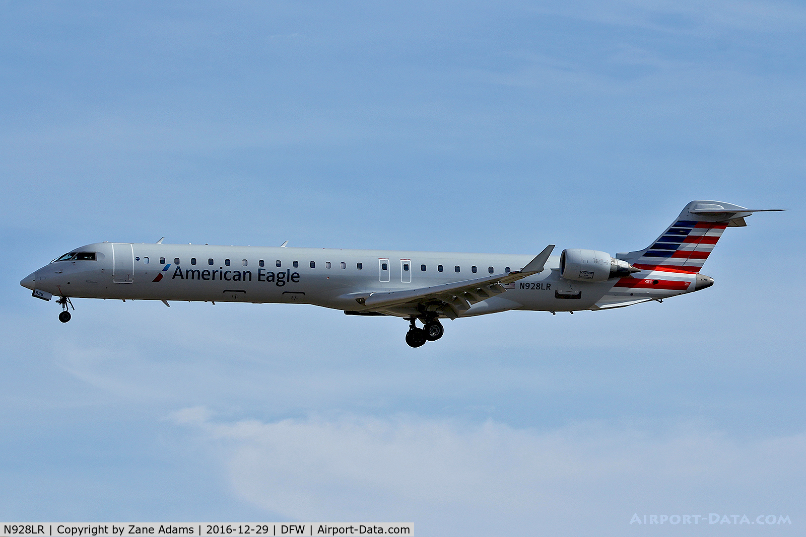 N928LR, 2005 Bombardier CRJ-900ER (CL-600-2D24) C/N 15028, Arriving at DFW Airport