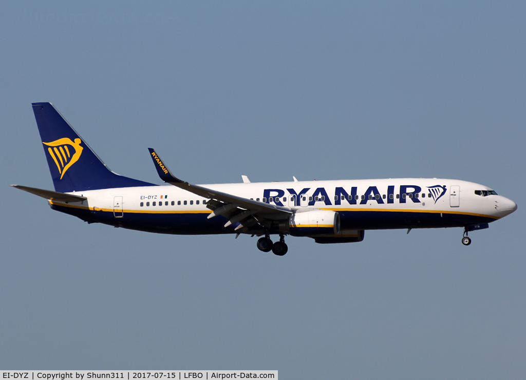 EI-DYZ, 2008 Boeing 737-8AS C/N 37518, Landing rwy 32L