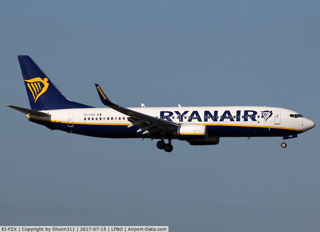 EI-FZX, 2017 Boeing 737-8AS C/N 44791, Landing rwy 32L