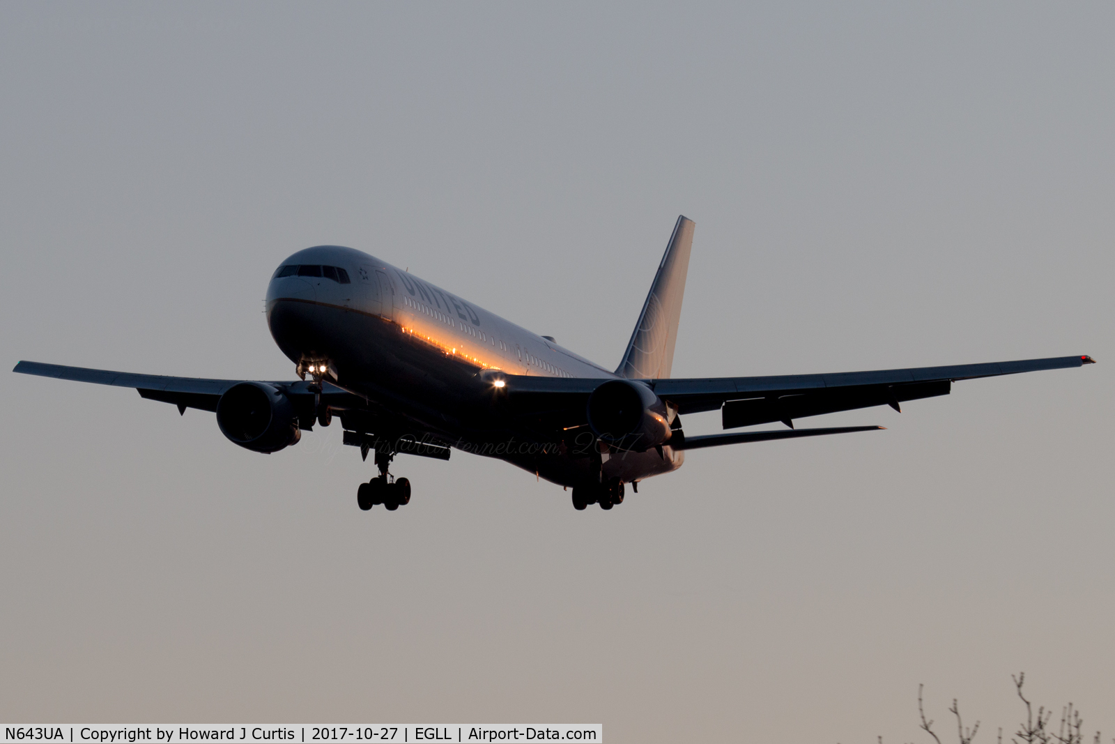 N643UA, 1991 Boeing 767-322/ER C/N 25093, Dawn arrival