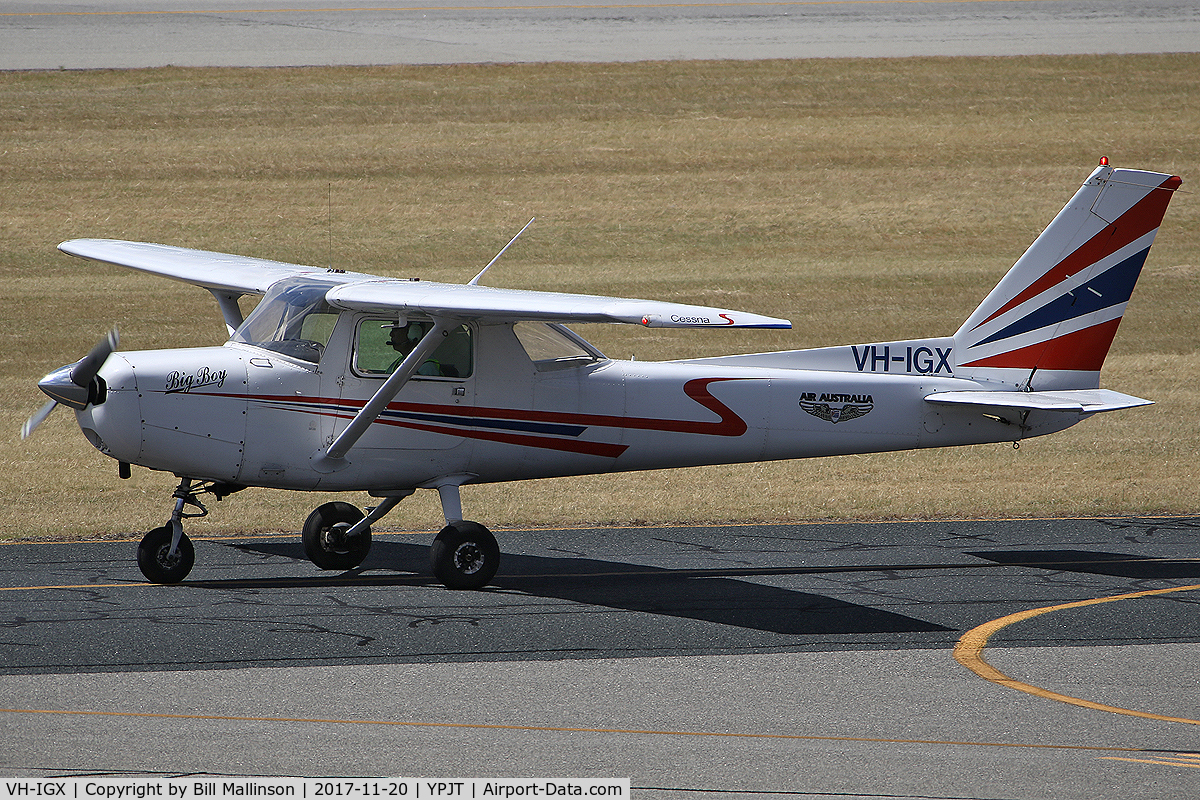 VH-IGX, 1979 Cessna 152 C/N 15283287, taxiing