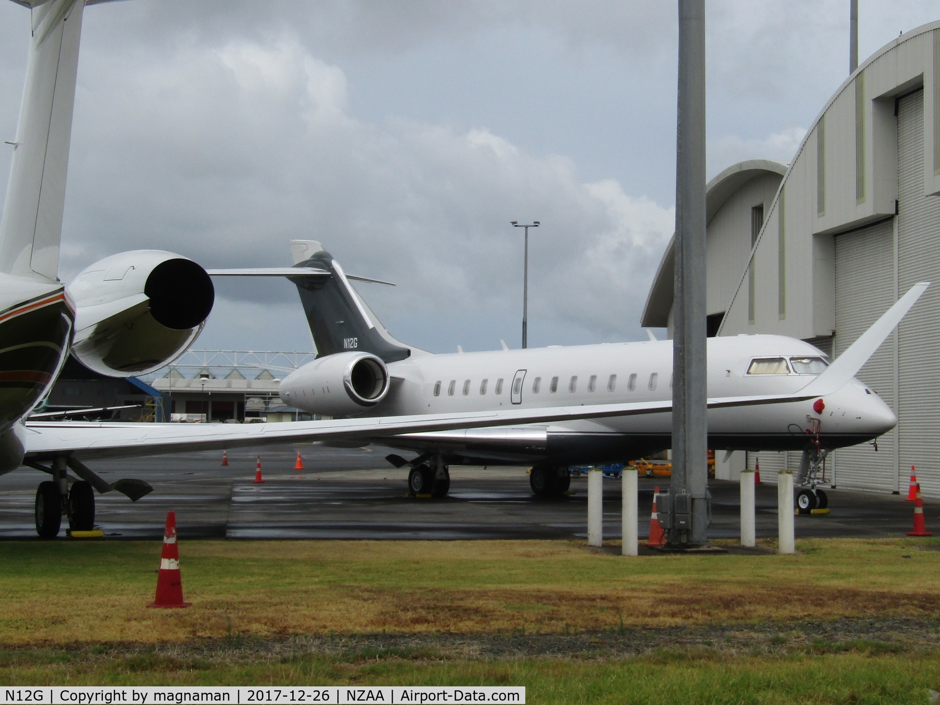 N12G, 2014 Bombardier BD-700-1A10 Global 6000 C/N 9641, here as usual for christmas